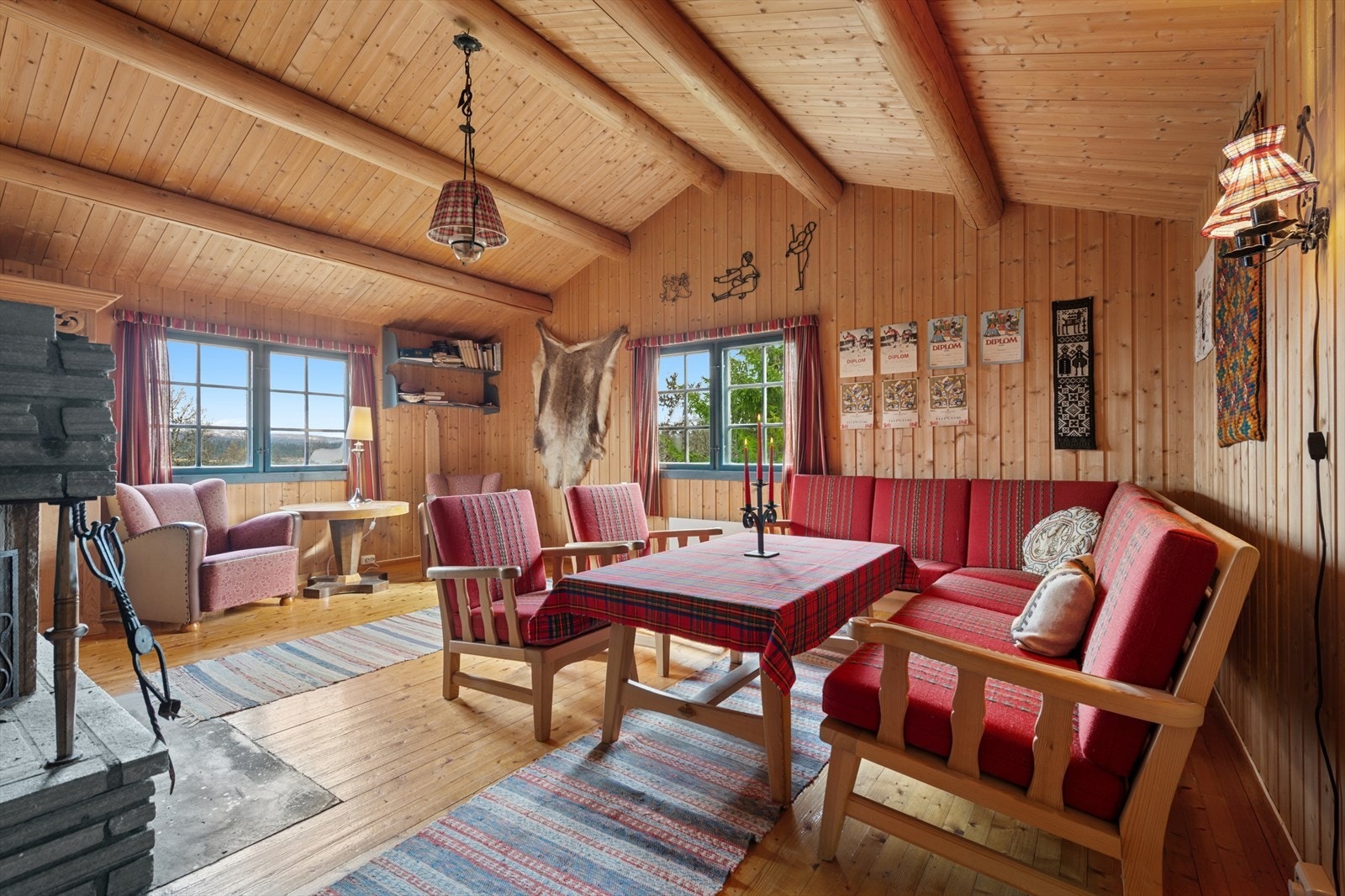 Fra stuen er det god utsikt innover i fjellheimen, gjennom de store vinduene i rommet. Galleribilde