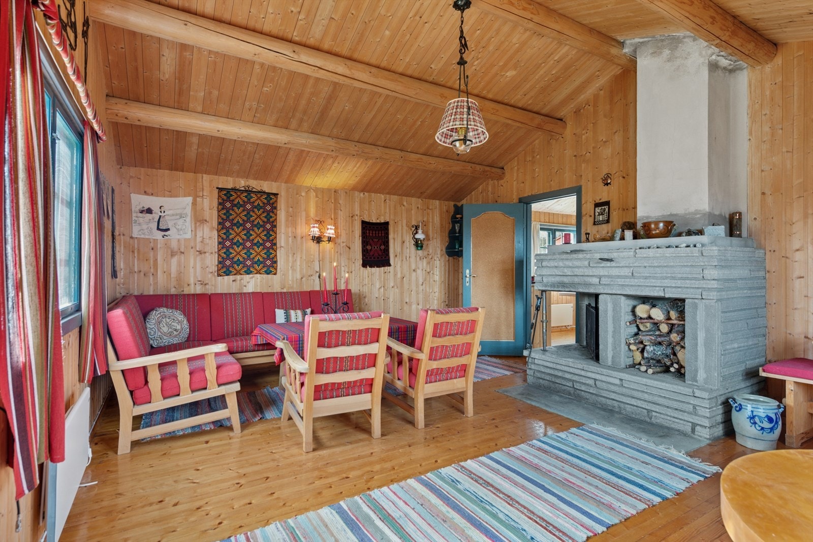 Hytta har en romslig stue med peisen sentralt plassert for ekstra varme og hygge på kalde dager. Galleribilde
