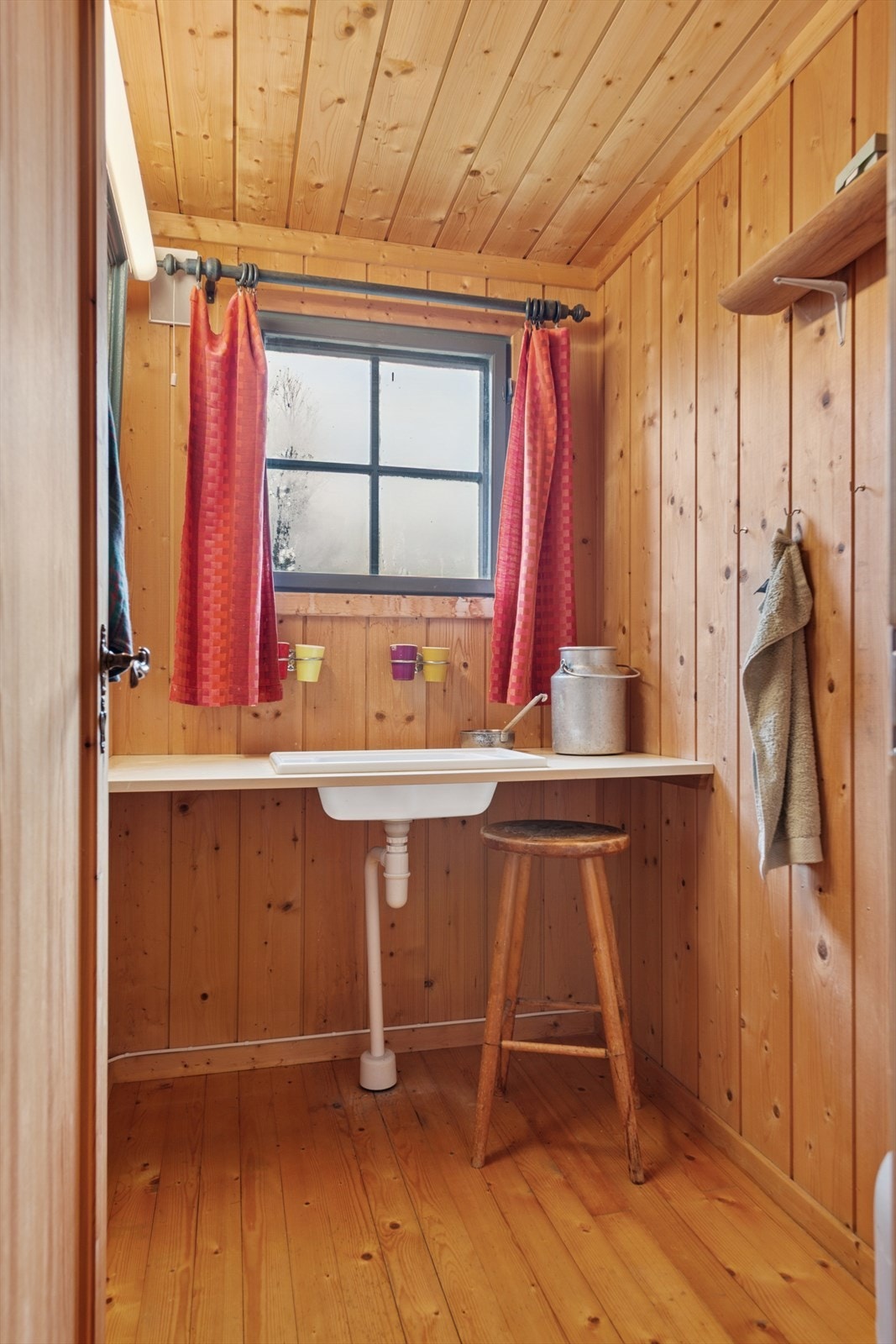 Vaskerommet er av enkel standard med gulv av heltre, og panel på vegg. Servant med utløp direkte til grunn. Galleribilde