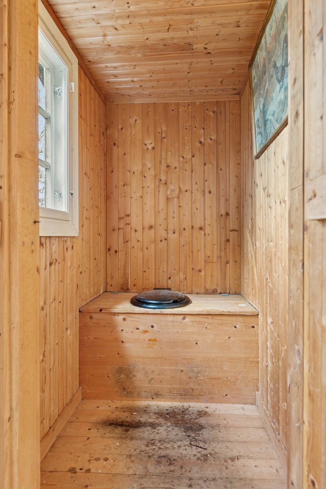 Utedo er plassert i uthuset. Galleribilde