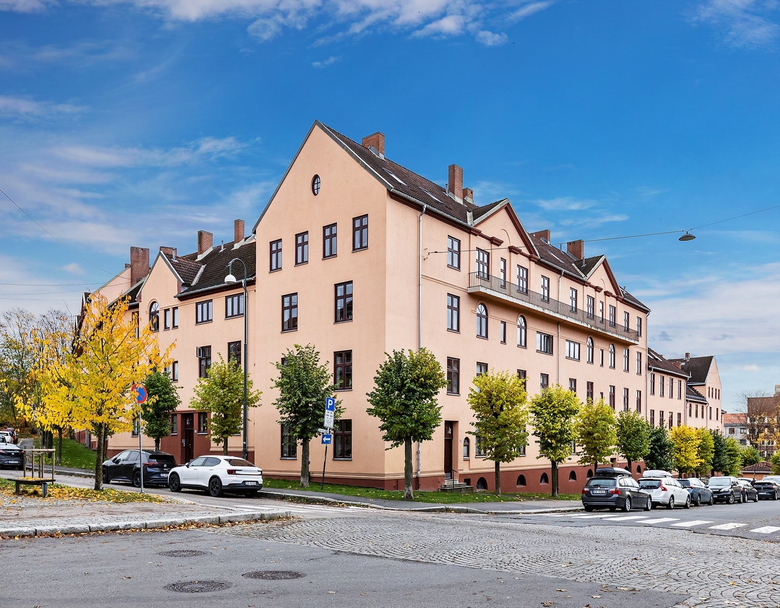 Her bor du på nydelige Sagene i en flott bygård. Galleribilde
