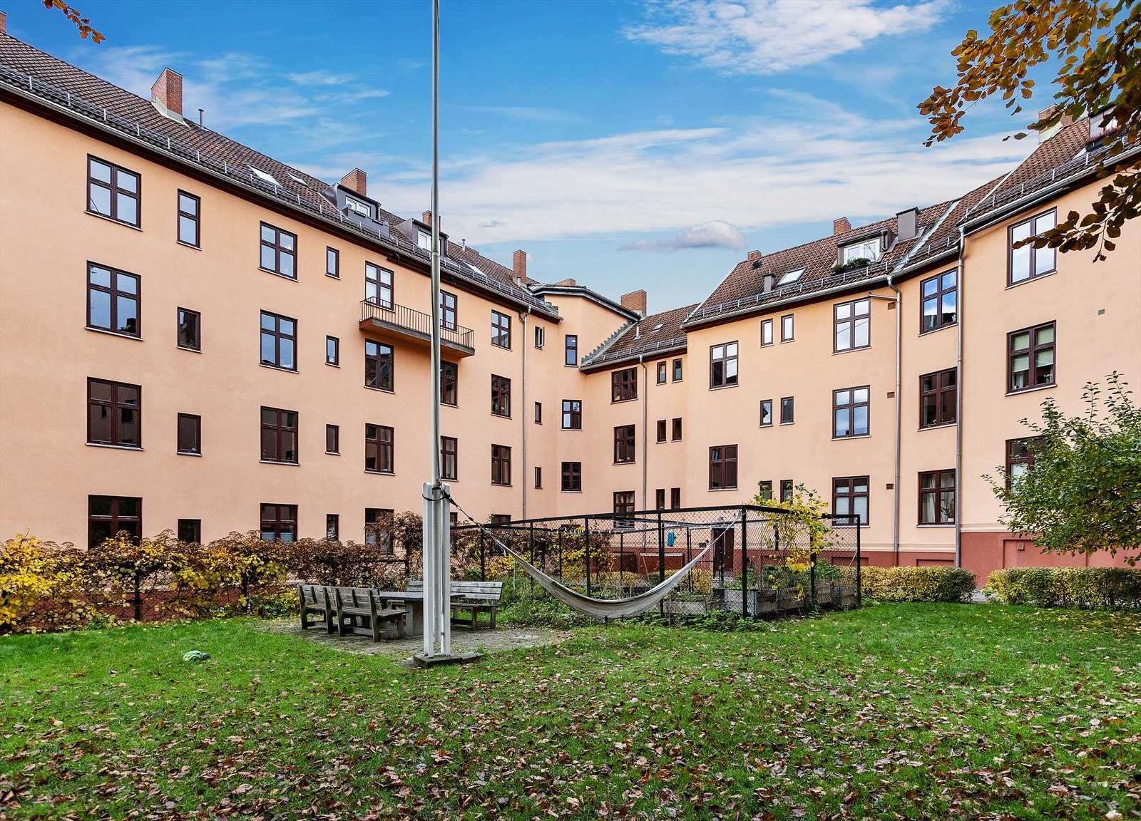 Bakgården er pent opparbeidet med plen, benker og annen beplantning. Et flott uteareal! Galleribilde