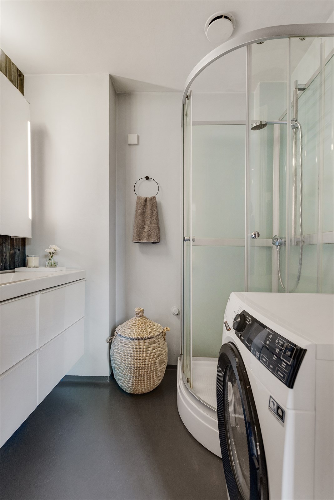 Badet er av eldre dato med malte veggflater og malt gulvbelegg. Galleribilde