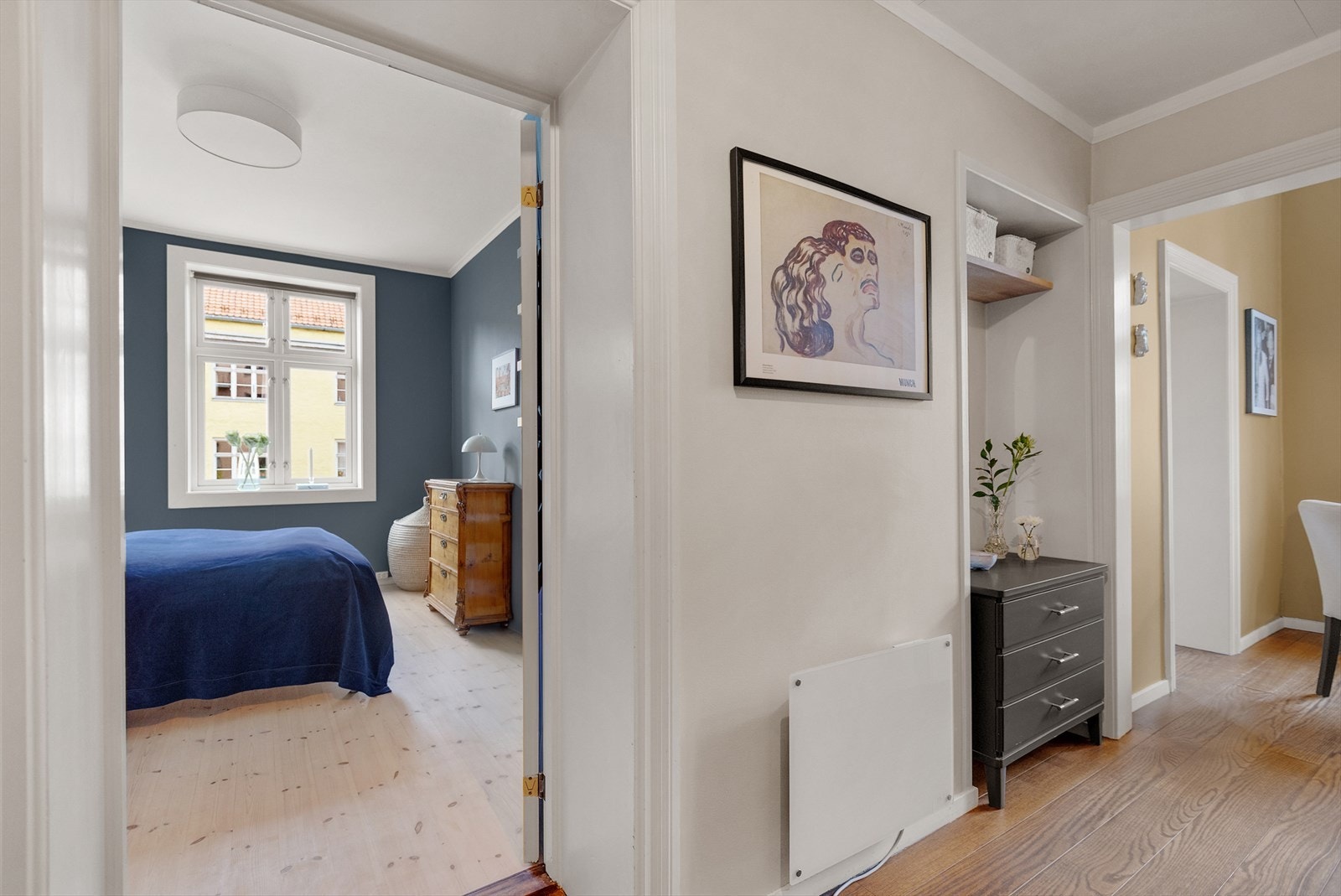 Fra entréen er det inngang til boligens soverom. Galleribilde