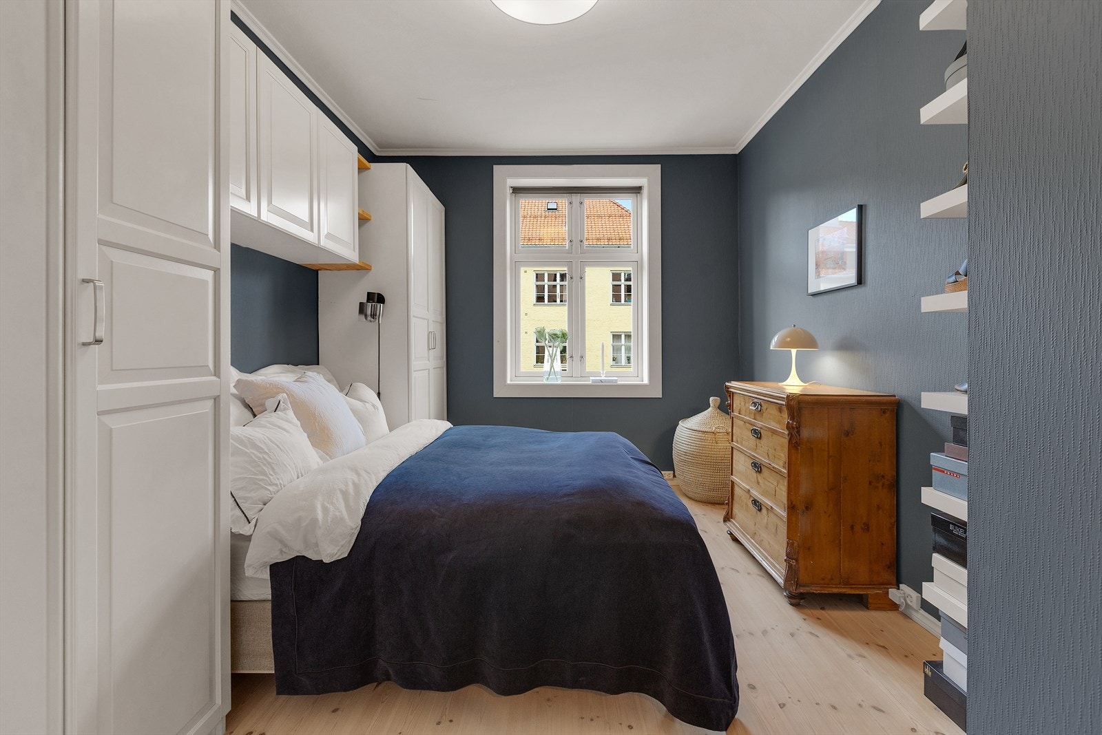 Romslig og innbydende soverom med god plass til dobbeltseng. Galleribilde