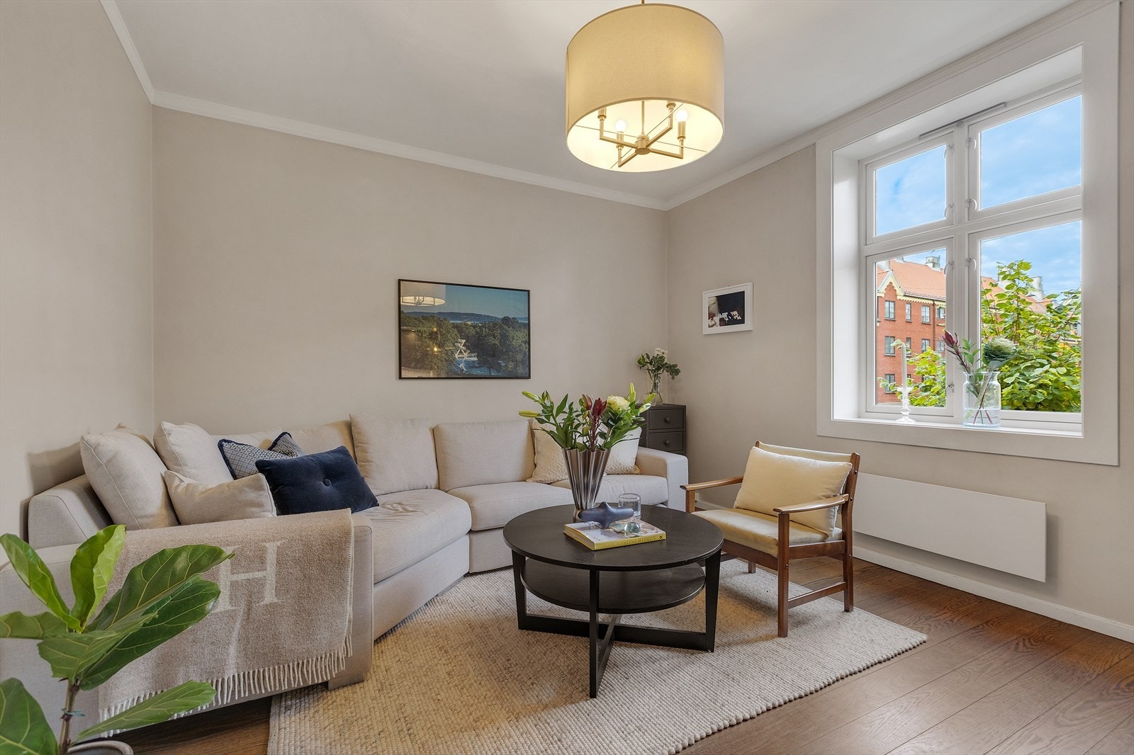 Stuen er et innbydende samlingspunkt med god plass til sofagruppe og annet møblement. Galleribilde