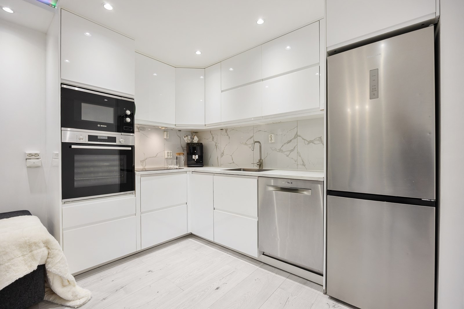 Romslig kjøkken med moderne design. Galleribilde