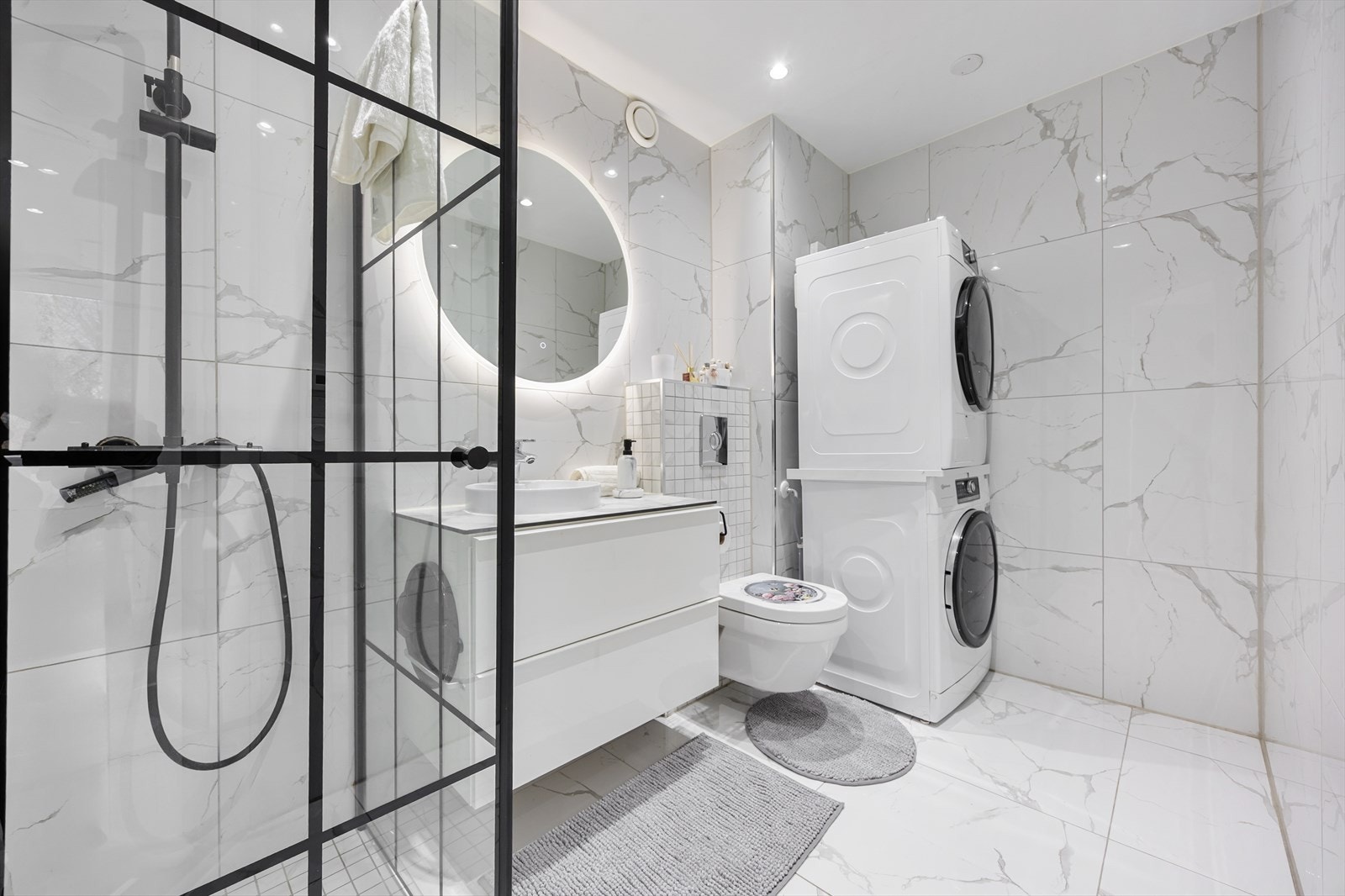 Moderne baderom med marmor-design. Varmekabler i gulv. Galleribilde