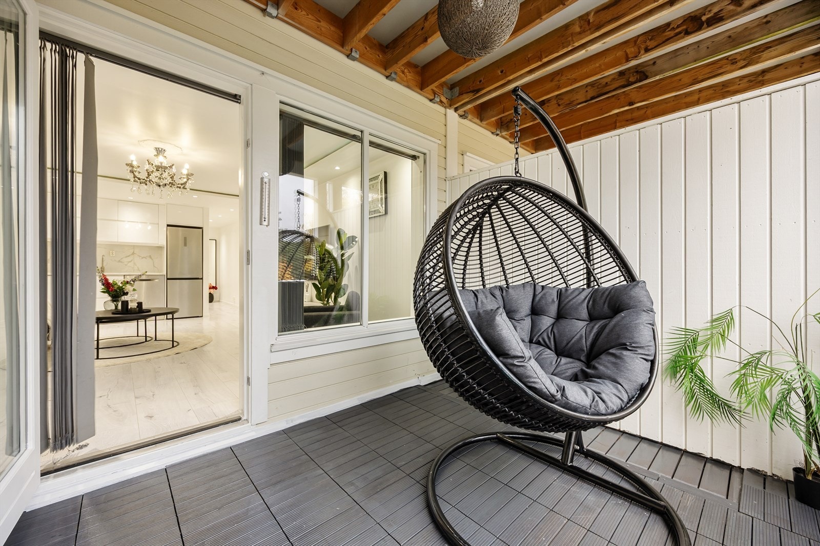 Fra stuen er det direkte utgang til stor terasse. Galleribilde