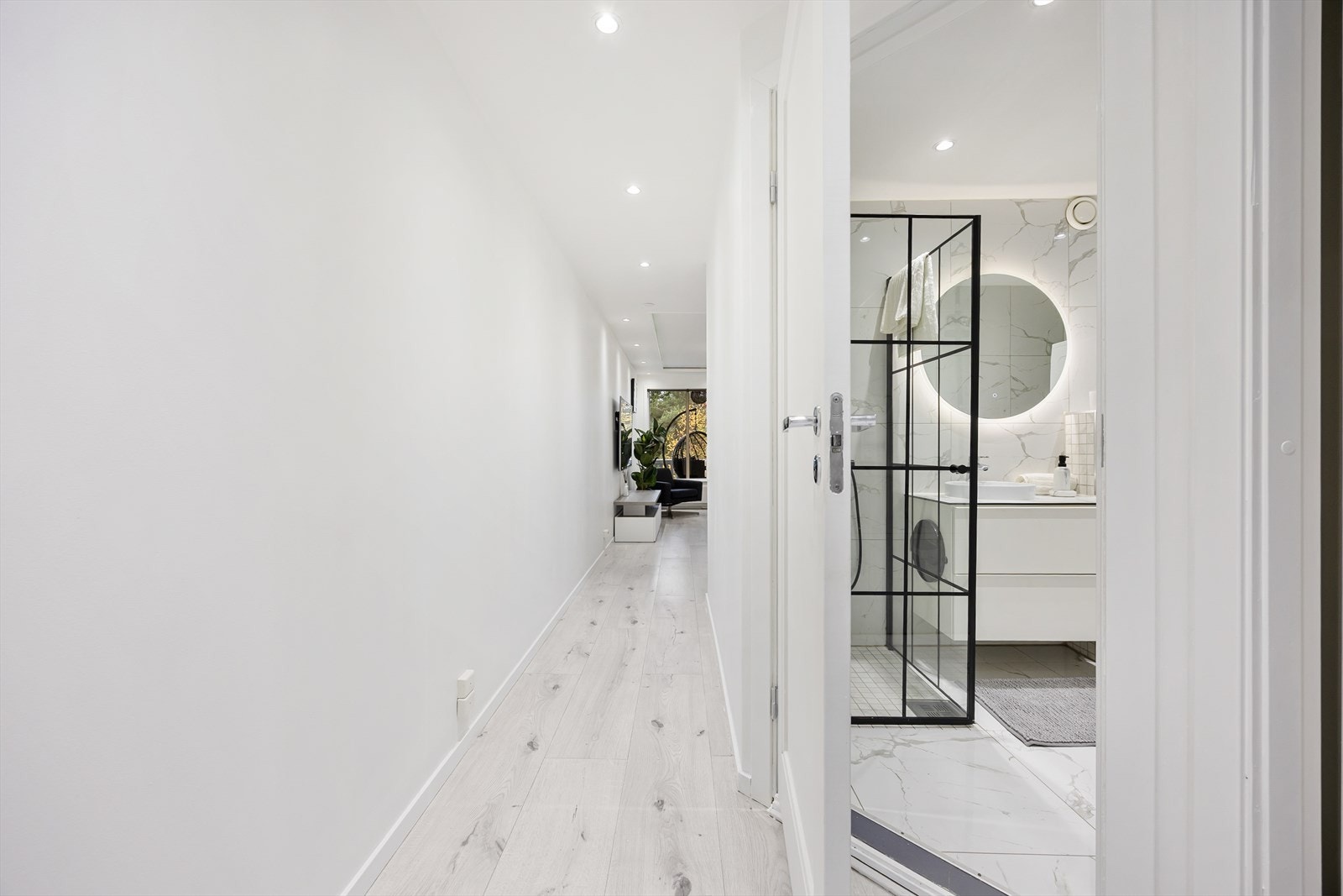 Leiligheten består av stue/kjøkken, baderom, to soverom og terrasse. Ekstern bod medfølger. Galleribilde