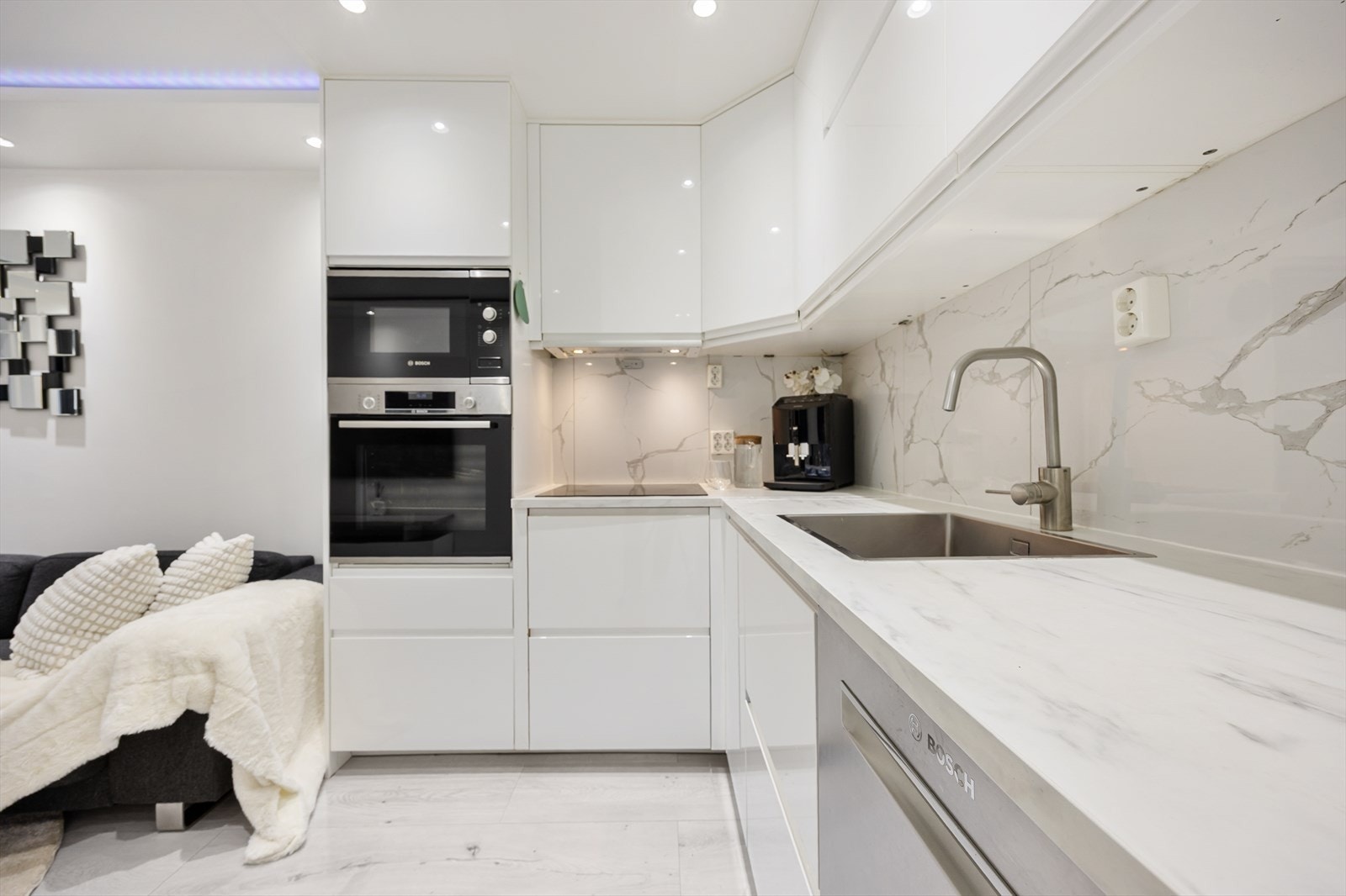 Kjøkkenet inneholder platetopp, stekeovn, mikrobølgeovn, oppvaskmaskin og frys-/kjøleskap. Galleribilde