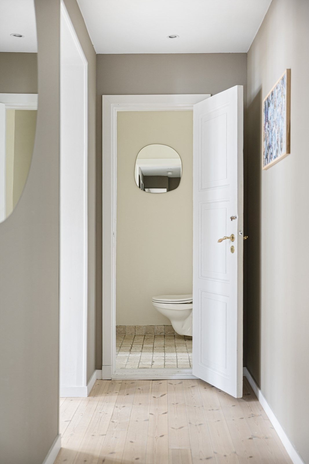 Fra entréen er det adkomst til badet. Galleribilde