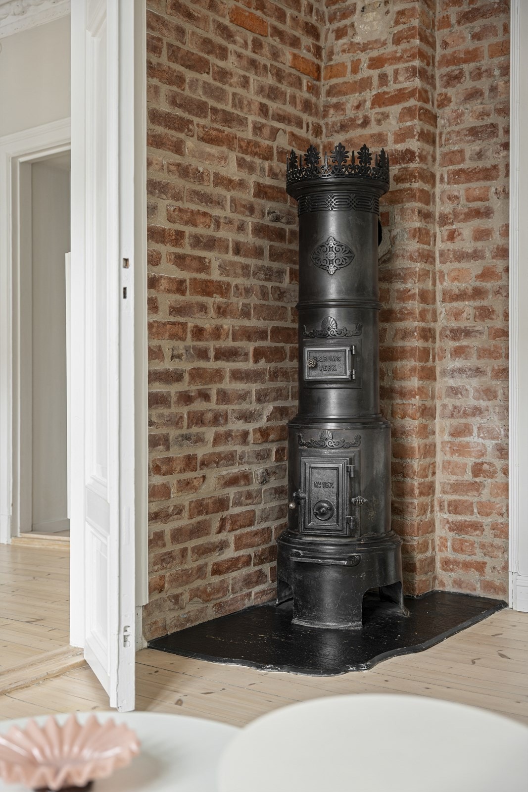 Den klassiske rundovnen blir et naturlig blikkfang i stuen. Galleribilde