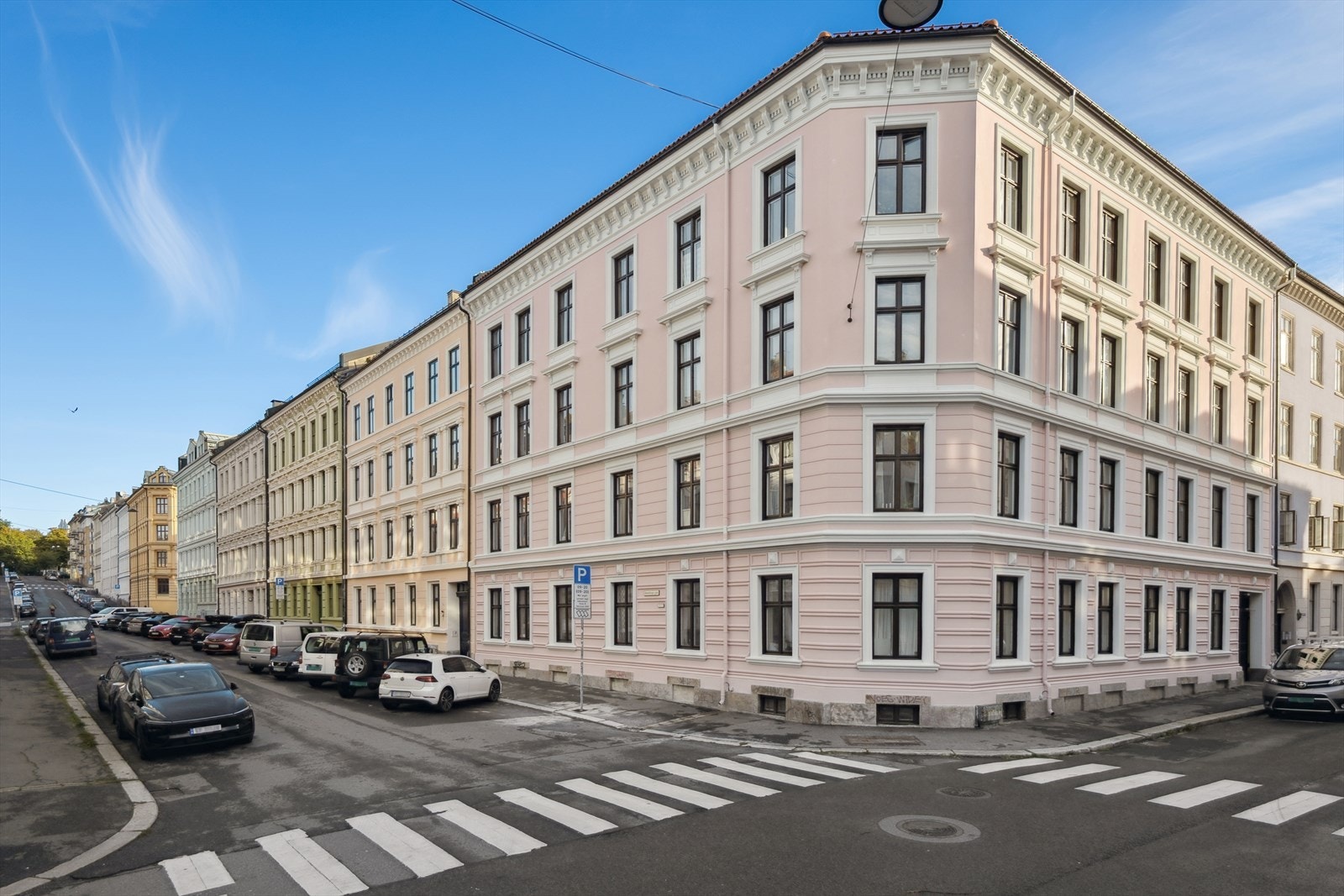 Leiligheten ligger i et klassisk bygg, i et attraktivt boligområde på Grünerløkka. Galleribilde
