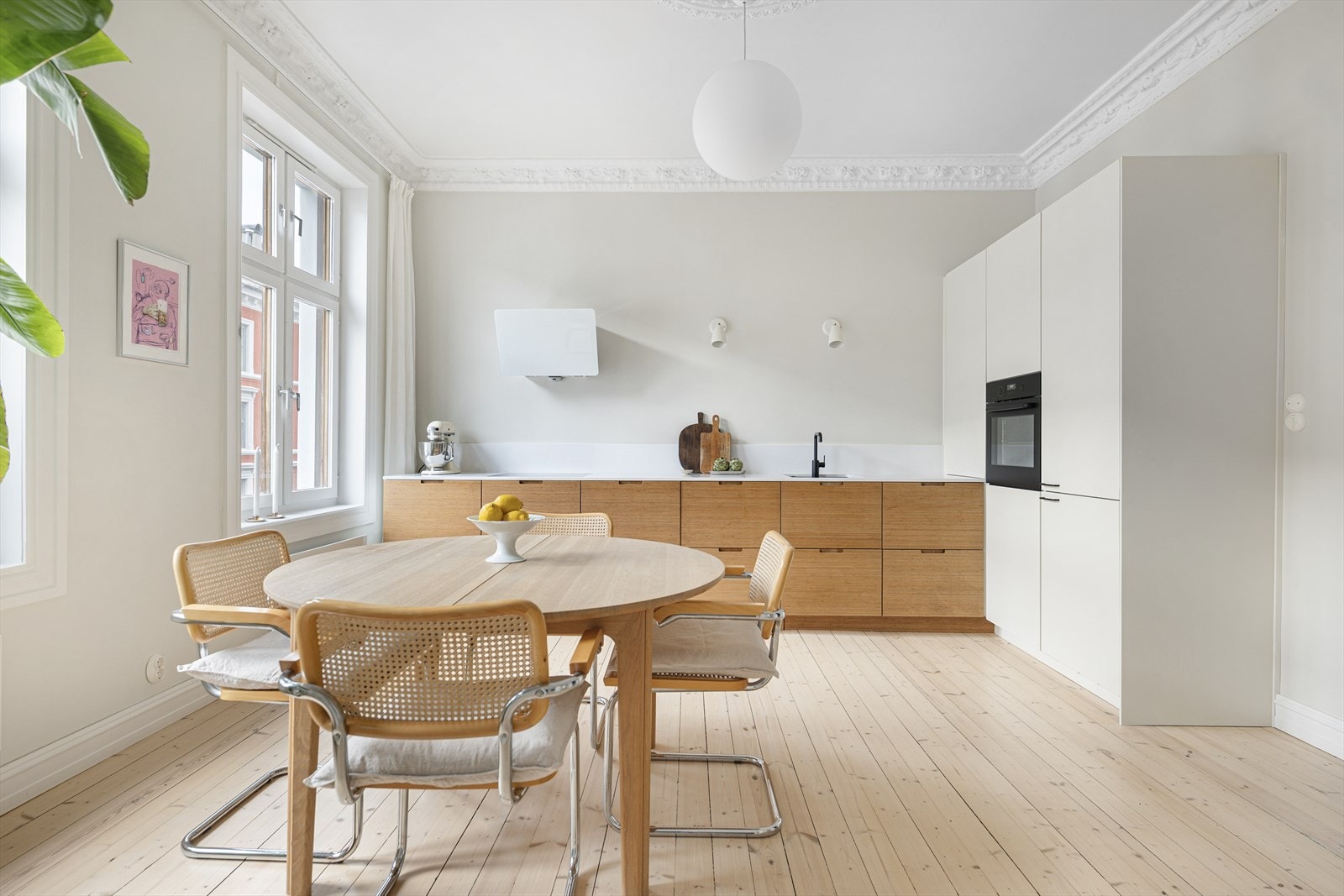 Leiligheten har vakre, klassiske detaljer som rosett, stukkatur, furugulv, rundovn, store vindusflater og god takhøyde. Galleribilde