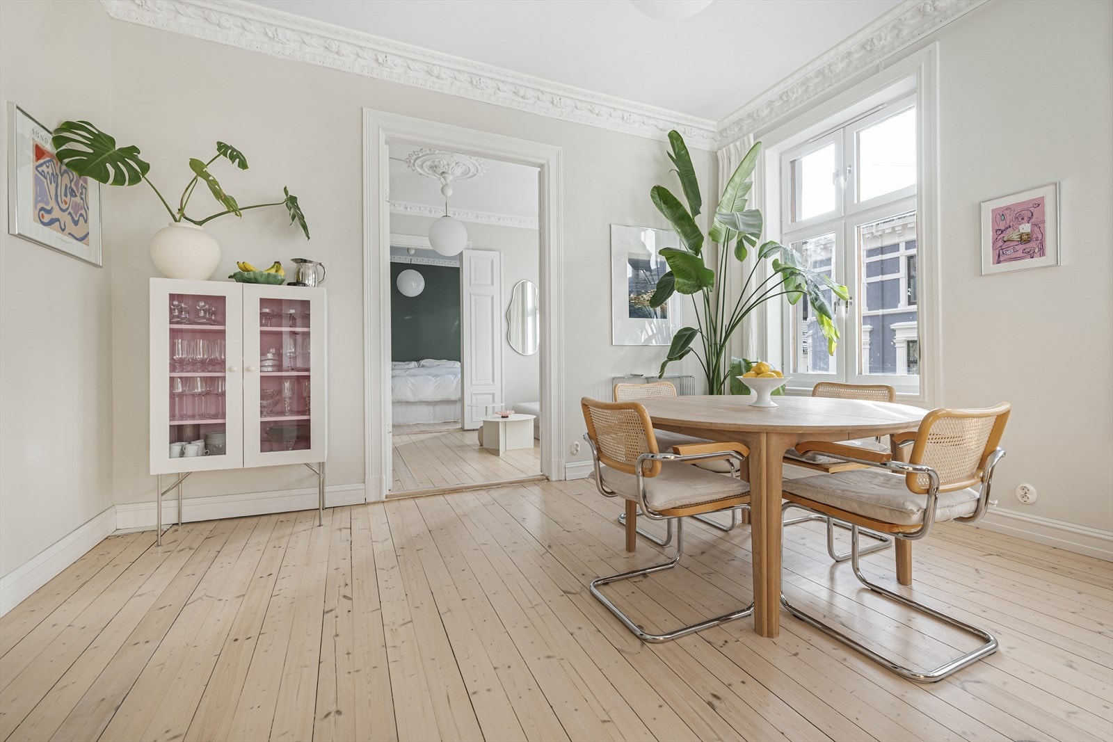 Bygården har nylig gjennomgått en omfattende rehabilitering, der blant annet fasade og tak er oppgradert, samt pipe og vinduer er rehabilitert. Galleribilde