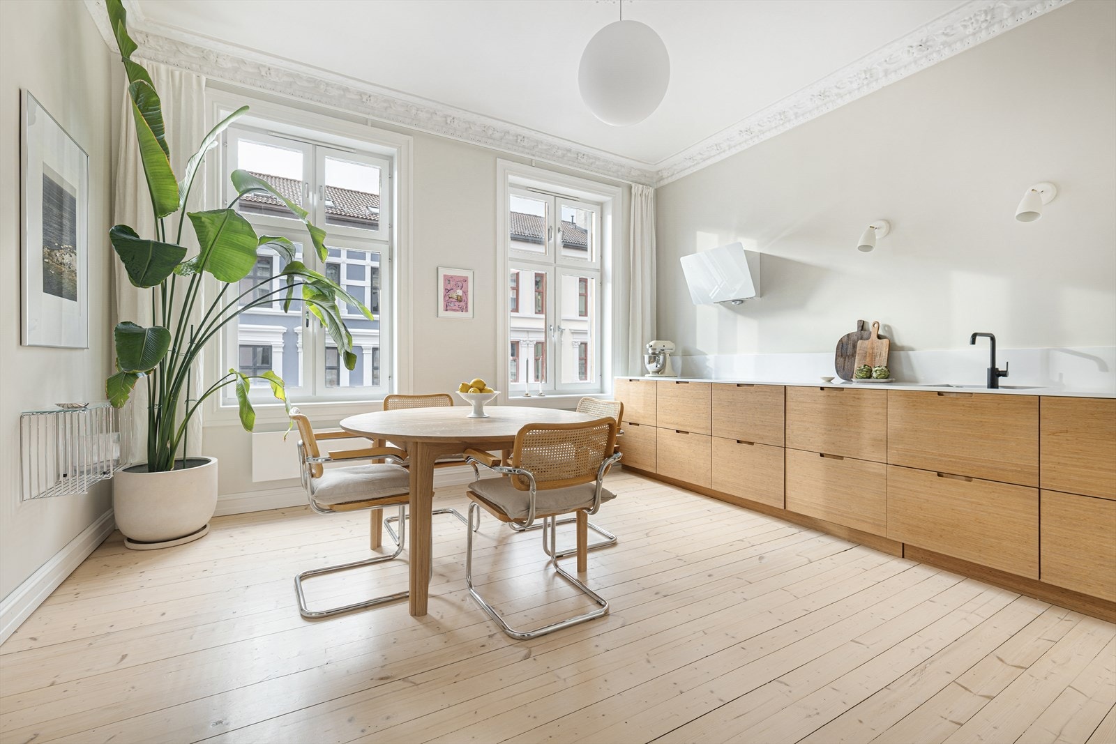 I tilknytning til kjøkkenet er det god plass til en spisegruppe. Galleribilde