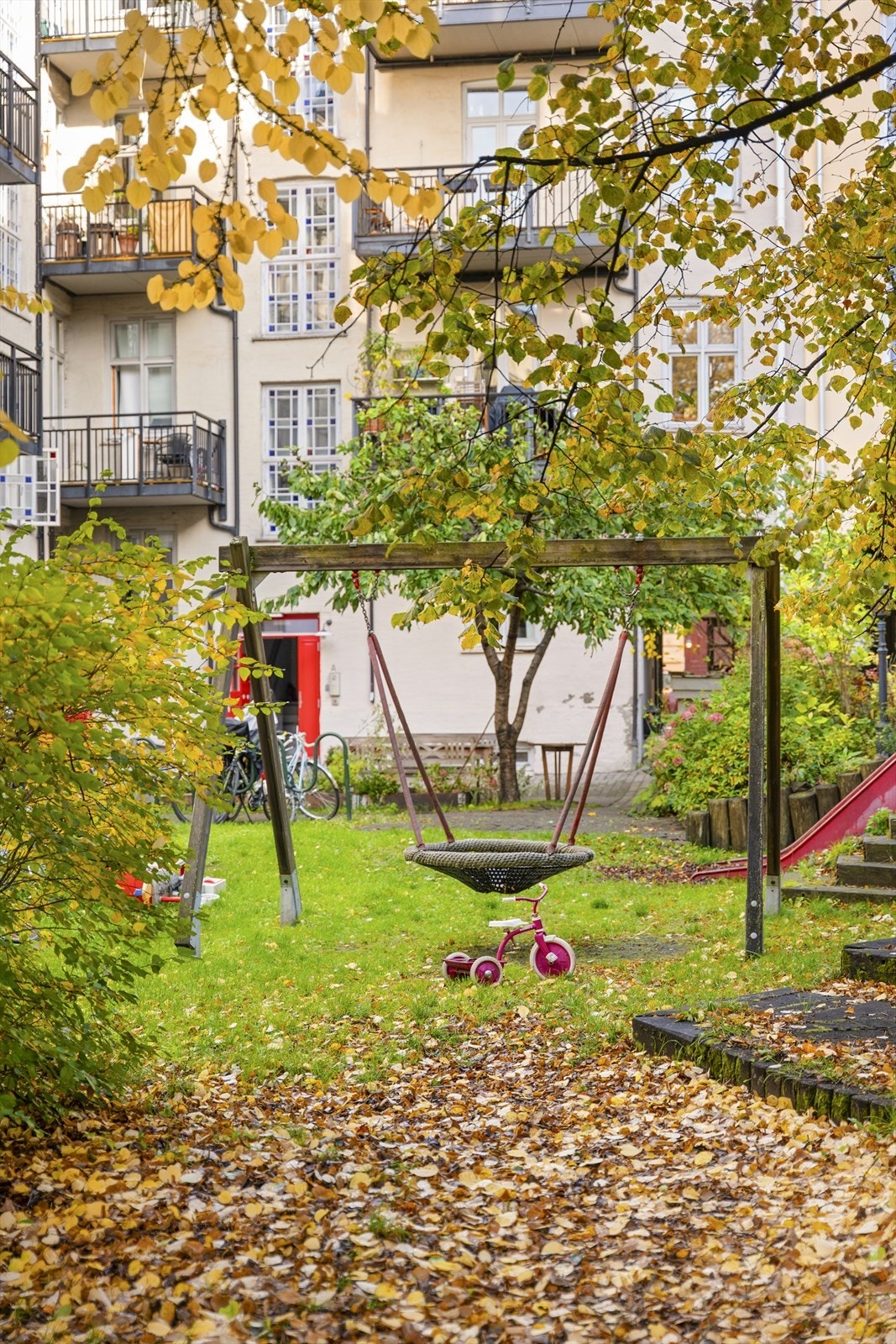 Bakgården er barnevennlig og det er tilrettelagt for lek med lekestrukturer. Galleribilde