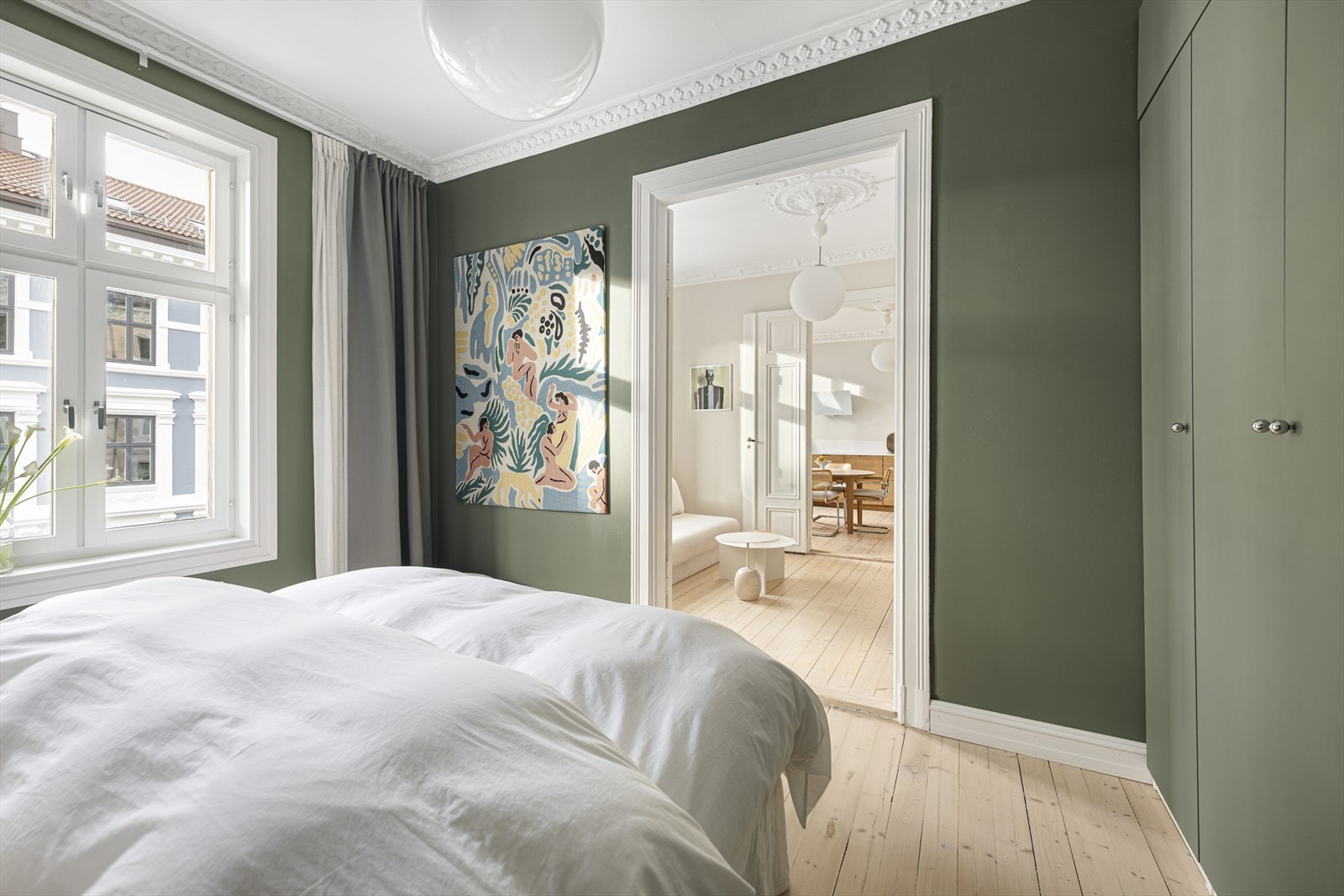 Vinduene er restaurert i 2025 med nye tetningslister mellom inner- og yttervindu, nye tetningslister mellom karm og innervindu, ny kitt og maling på yttervinduene. Galleribilde