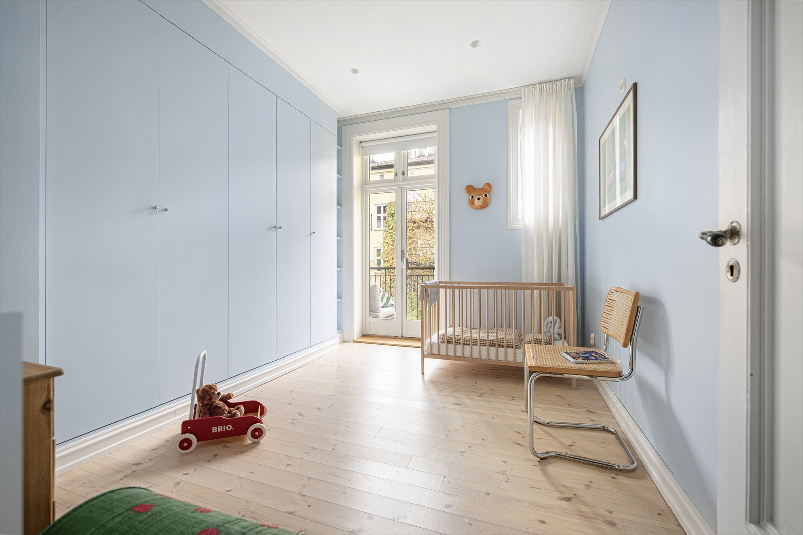 I 2024 ble soverommet oppgradert med innbygd garderobe og nye spotter i taket, samt nymalte vegger, tak og karmer. Galleribilde