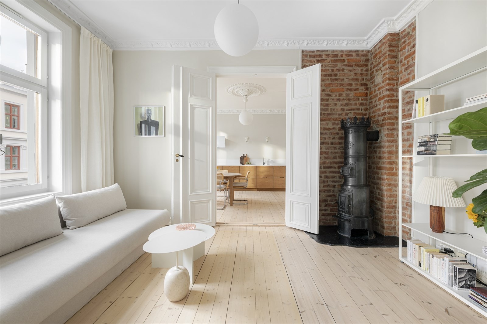 Den gode takhøyden og de store vinduene slipper inn rikelig med dagslys og gir en romslig følelse. Galleribilde