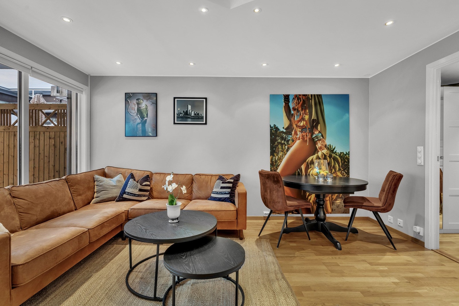 Her har du god plass til å innrede med sofa, stuebord, TV- og benk, m.m. Galleribilde