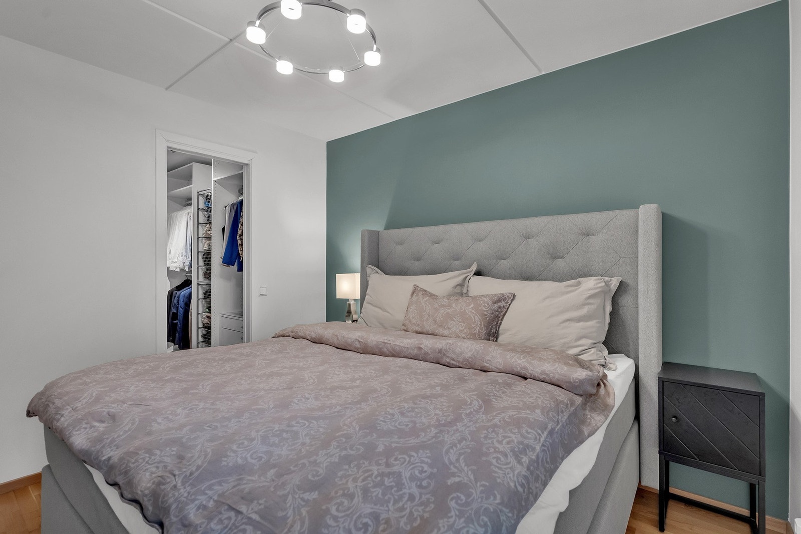 Fra soverommet har du adkomst til et praktisk omkledningsrom. Galleribilde