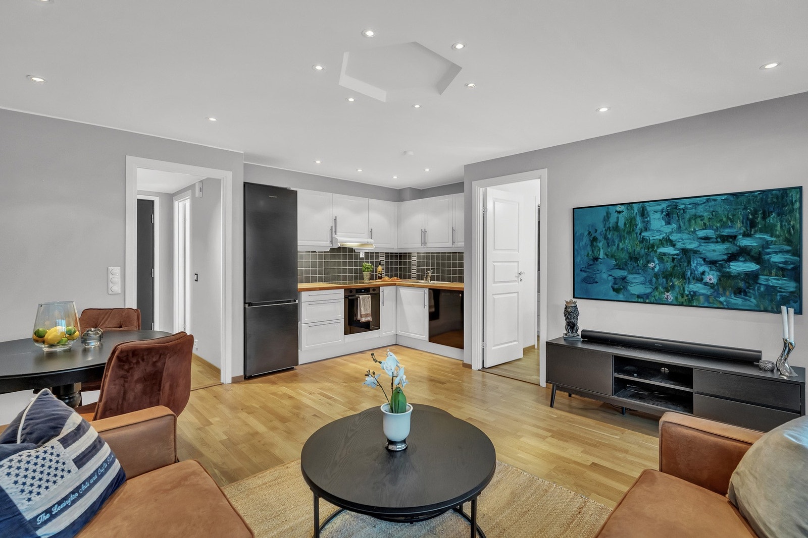 Kjøkkenet ligger i åpen løsning mot stuen. Det er plass til å innrede med spisebord og stoler i stuen. Galleribilde