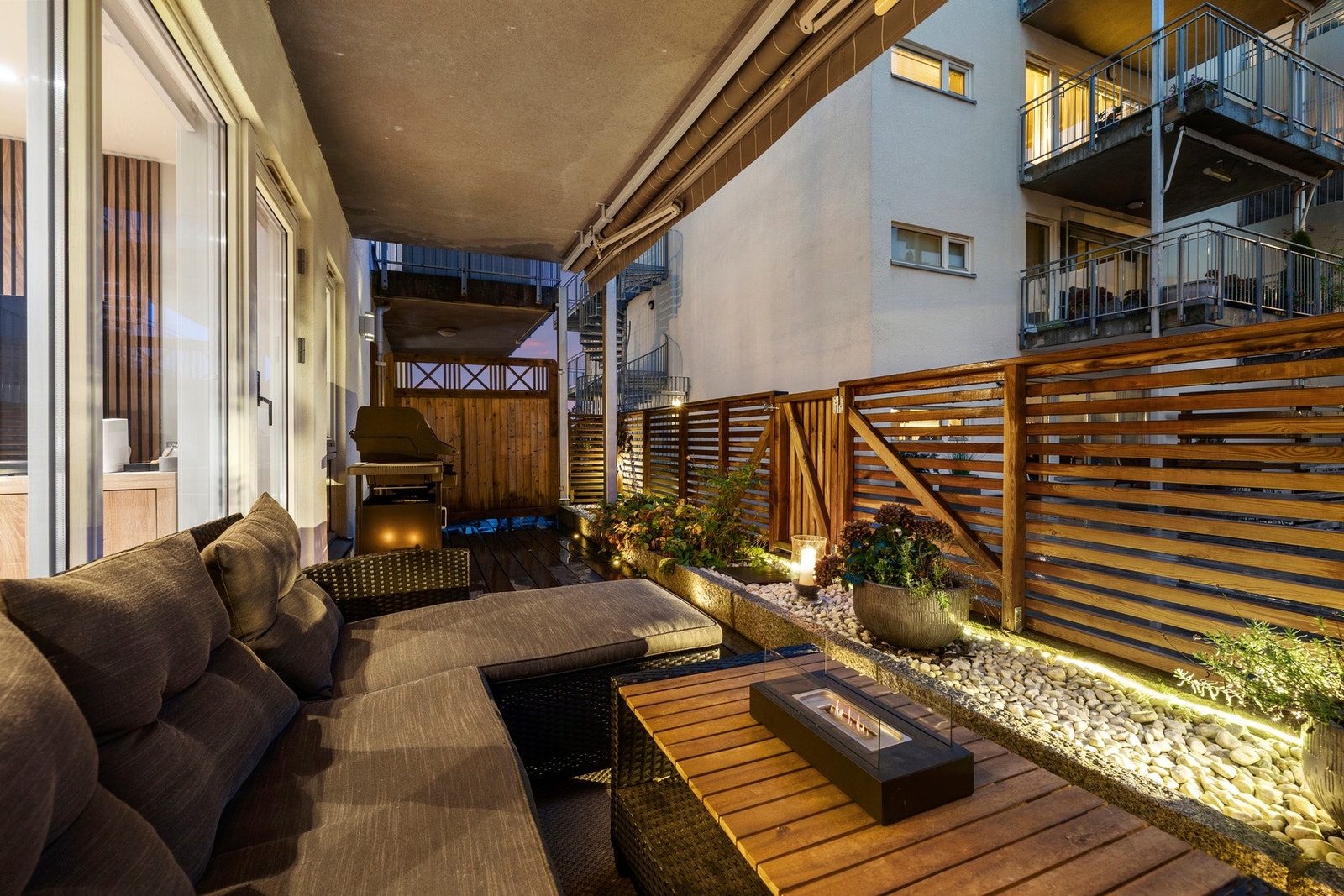 Her kan du innrede terrassen med utemøbler, grill og spisebord Galleribilde