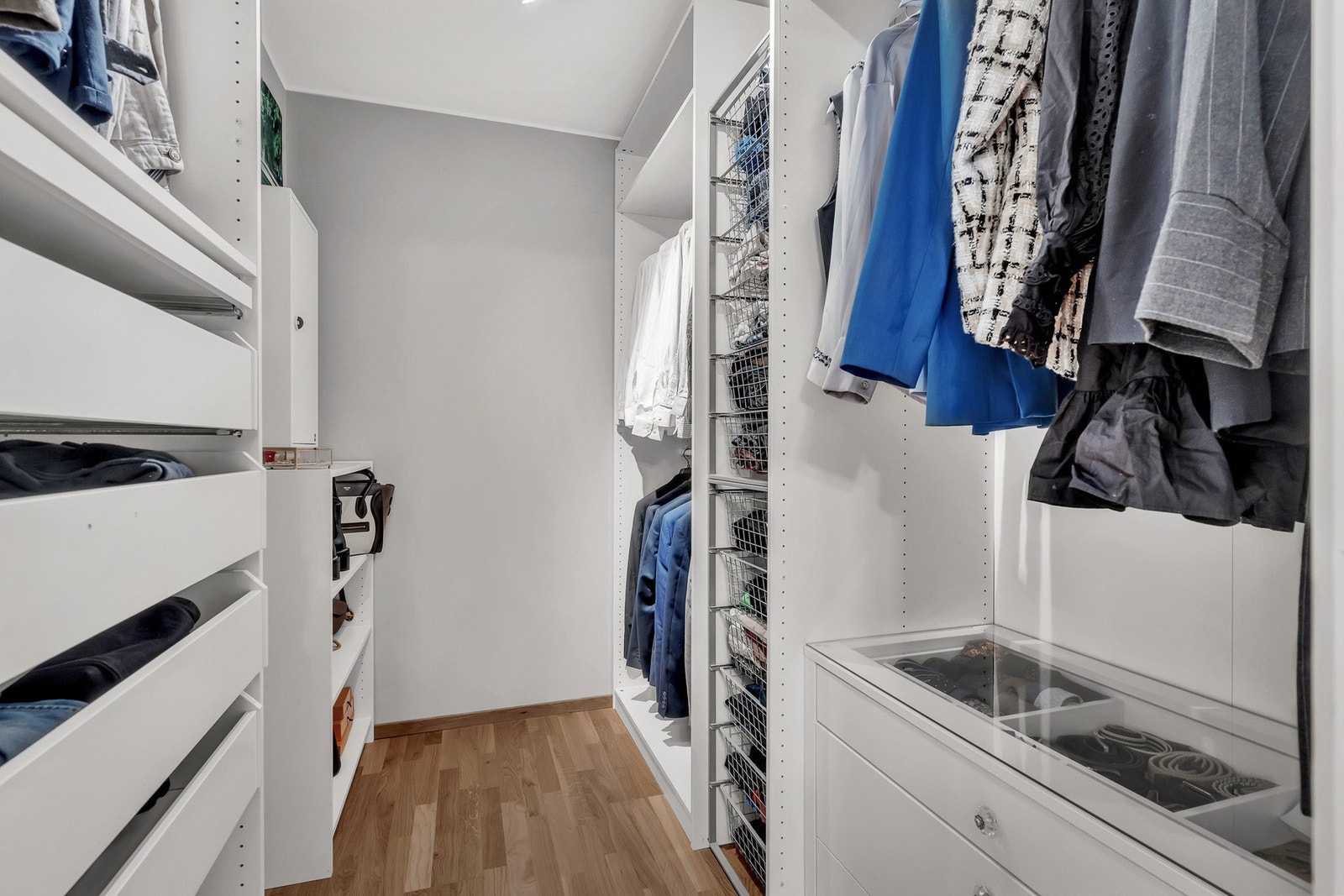 Praktisk omkledningsrom med god plass til oppbevaring av klær. Galleribilde