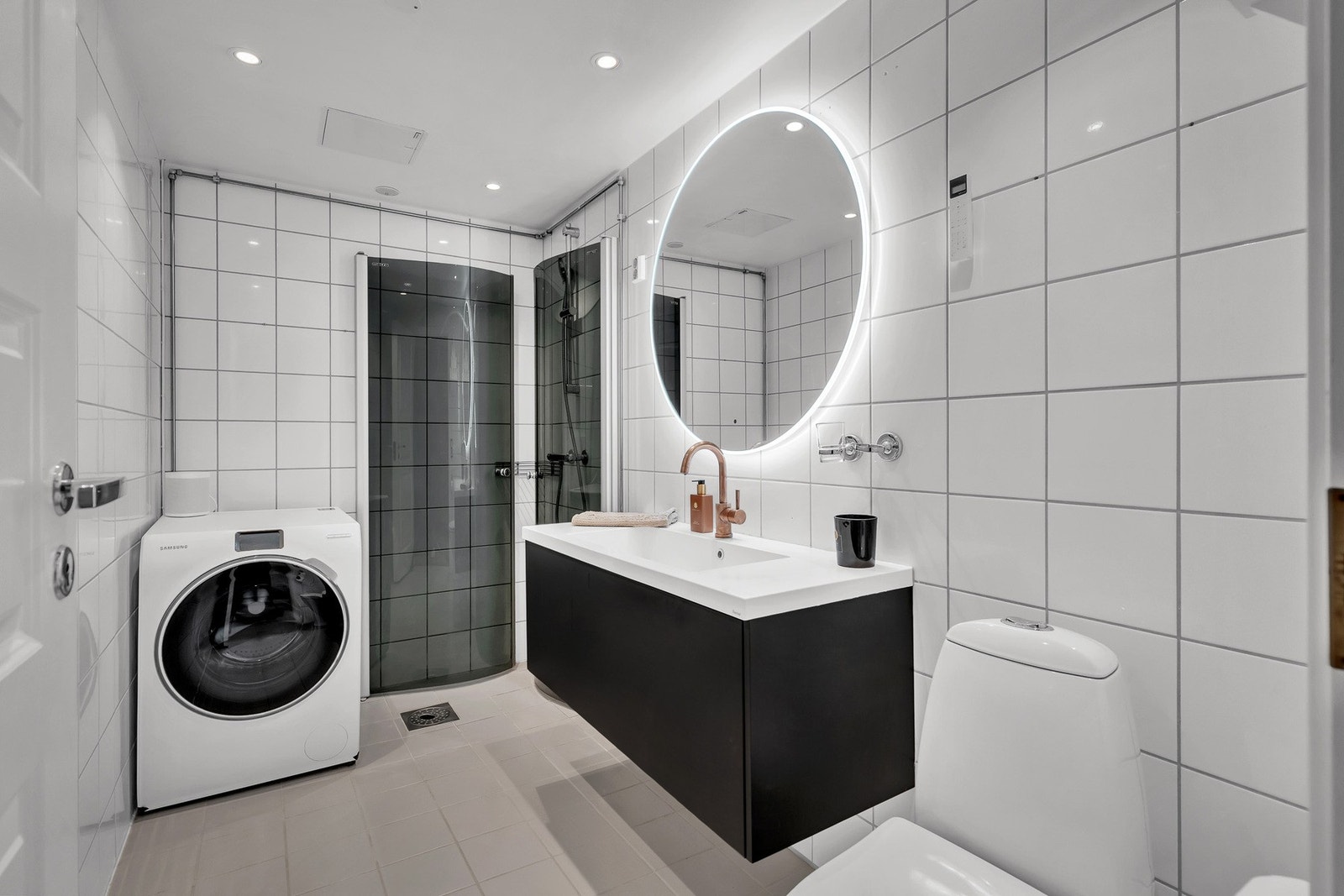 Pent lyst flislagt bad med gulvvarme. Vegghengt servant og speil med belysning. Opplegg for vaskemaskin. Galleribilde