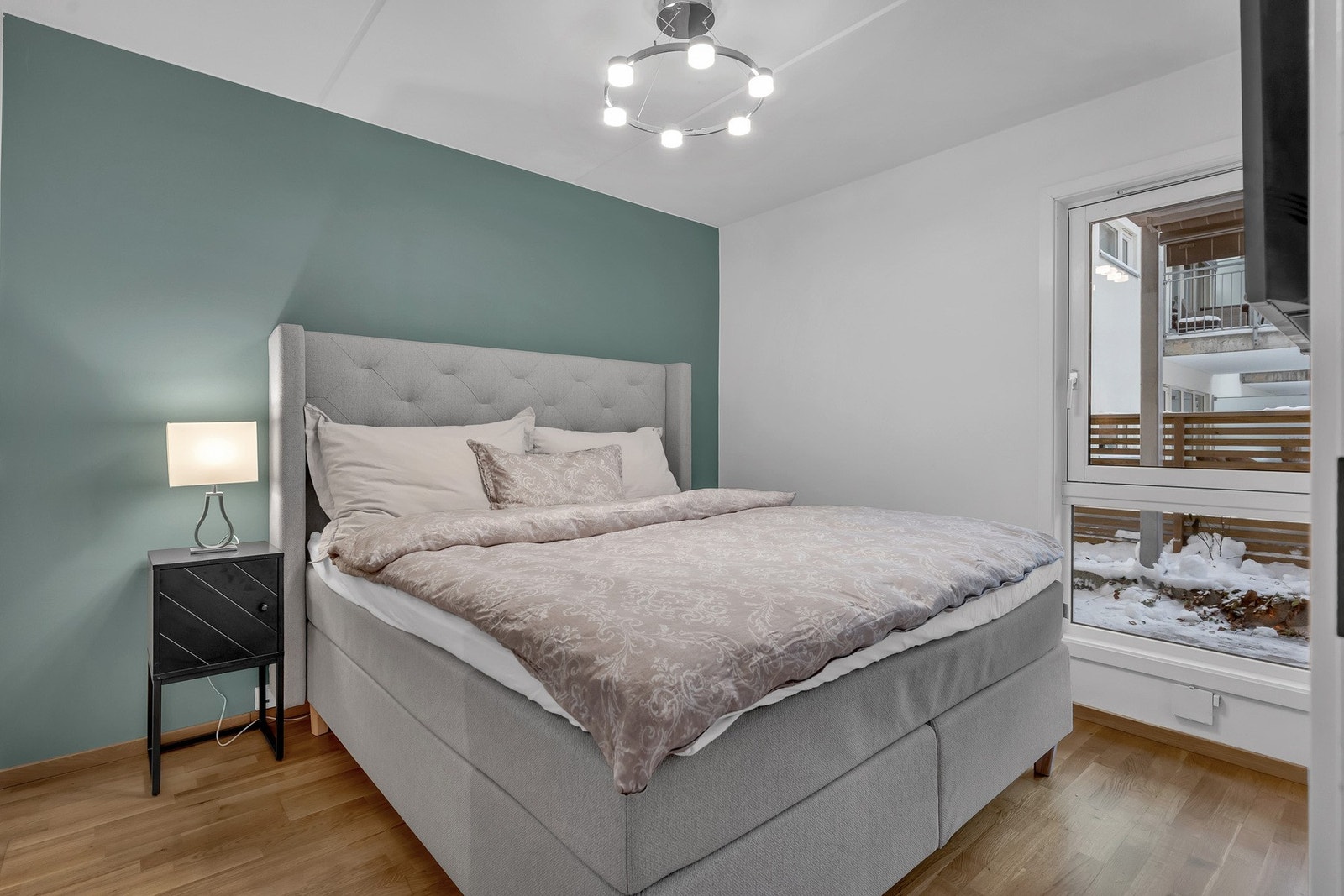 Romslig soverom med plass til stor seng, nattbord og garderobeskap. Galleribilde