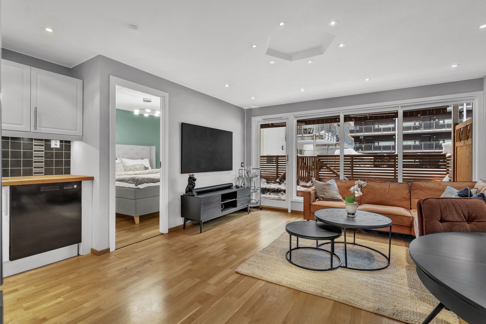 Leiligheten har store flotte vinduer som bringer rikelig med naturlig lys inn i boligen. Galleribilde