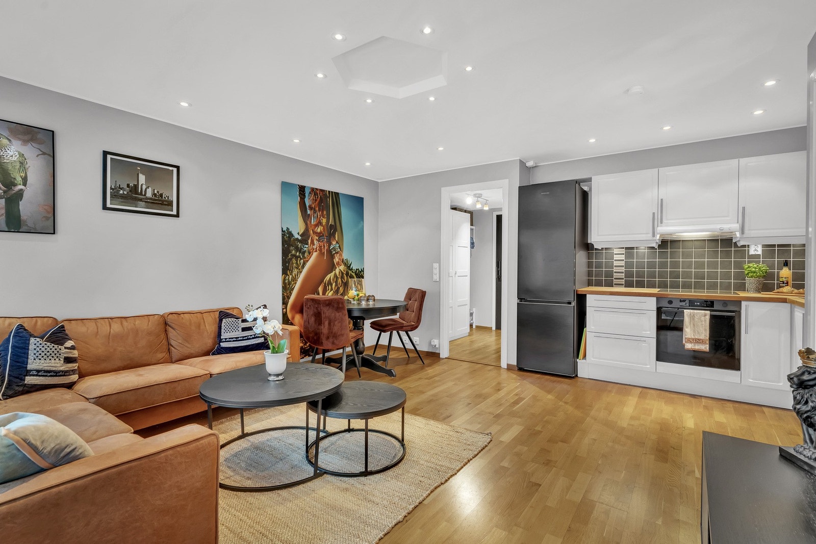 Flott og lys stue som byr på flere møbleringsmuligheter. Galleribilde