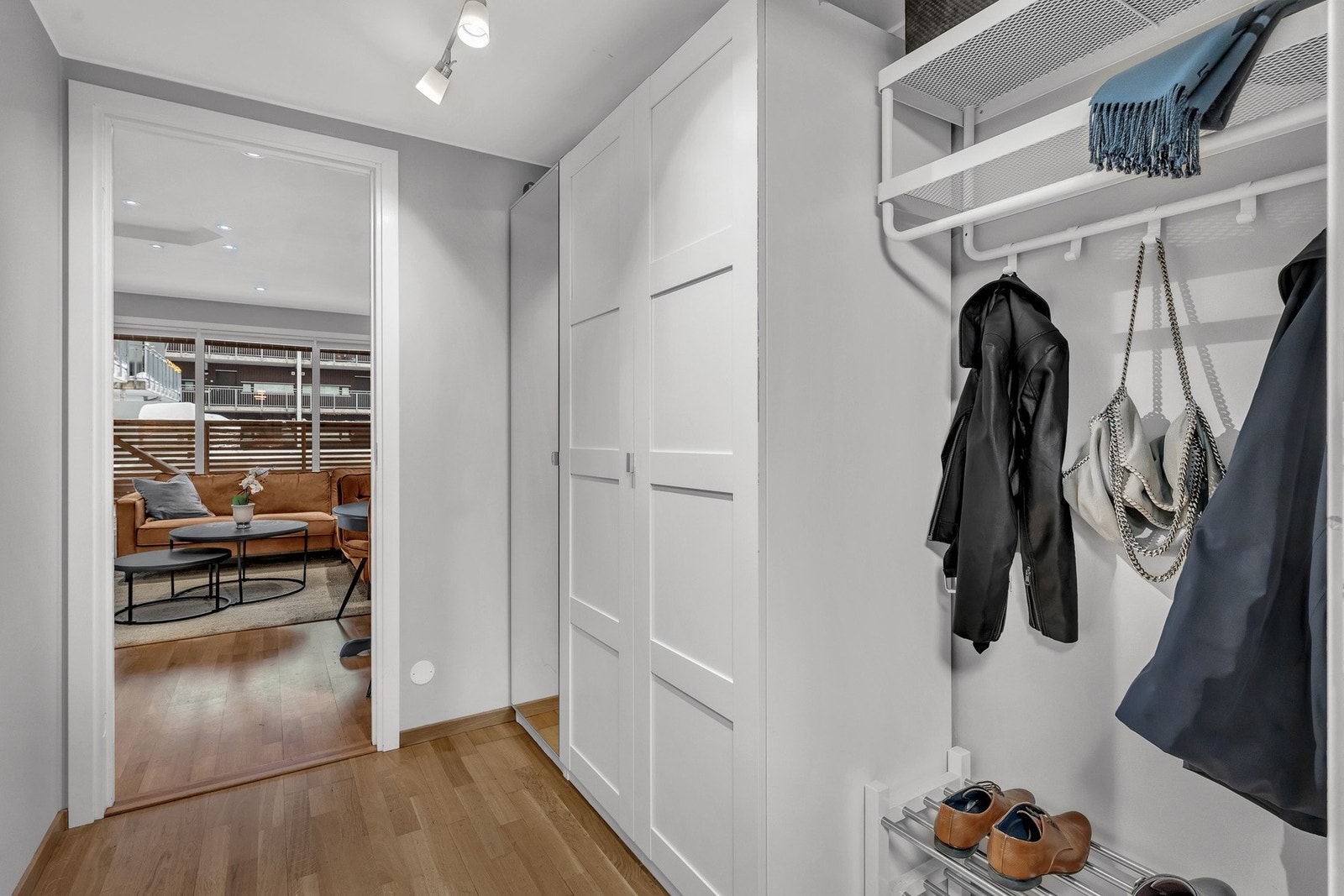 I entréen har du god plass til garderobeskap. Her kan du henge fra deg sko og yttertøy. Galleribilde