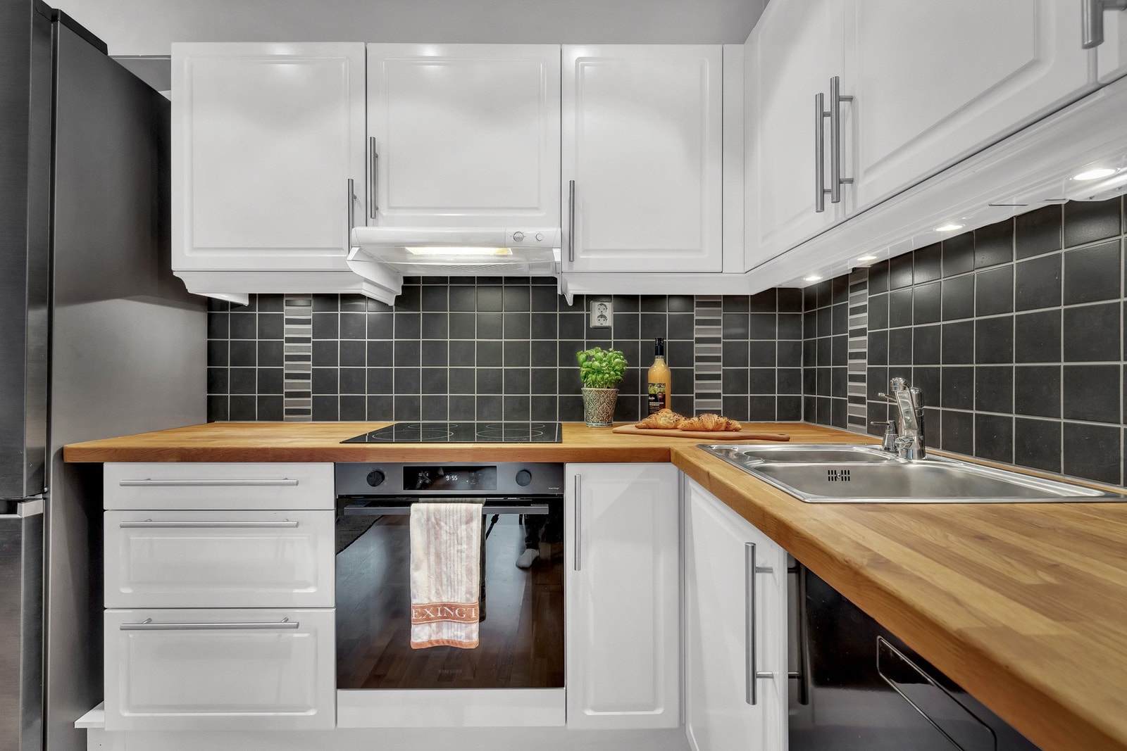 Flott og tidløst kjøkken med god skap- og benkeplass. Galleribilde