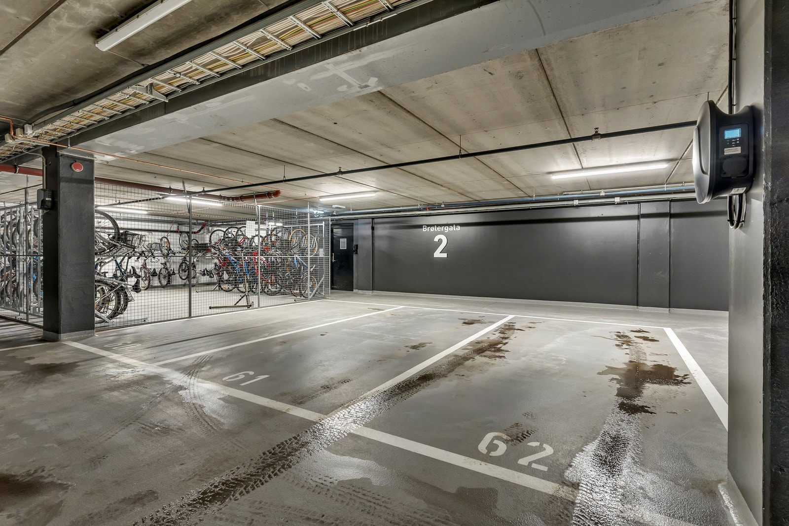 Parkeringsplass med el-bil lader. Galleribilde