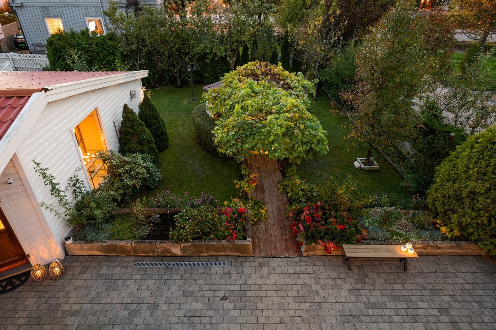 Meget pent opparbeidet utearealer Galleribilde