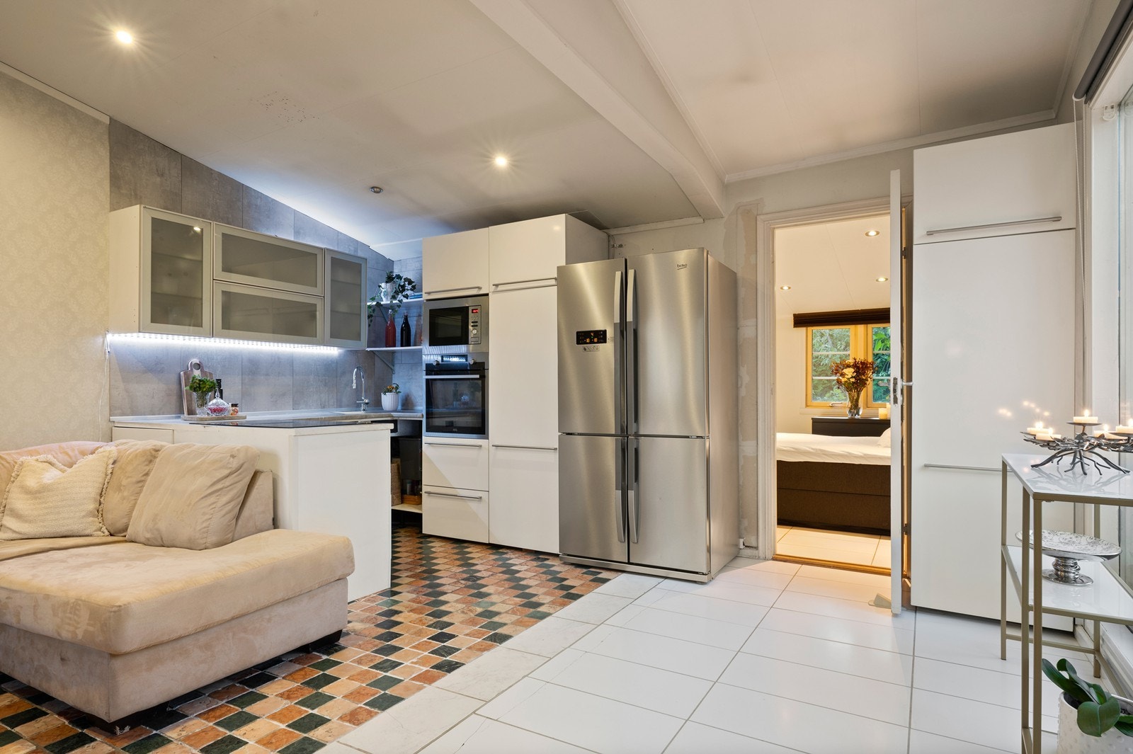 Enkel kjøkkeninnredning med laminat benkeplate Galleribilde