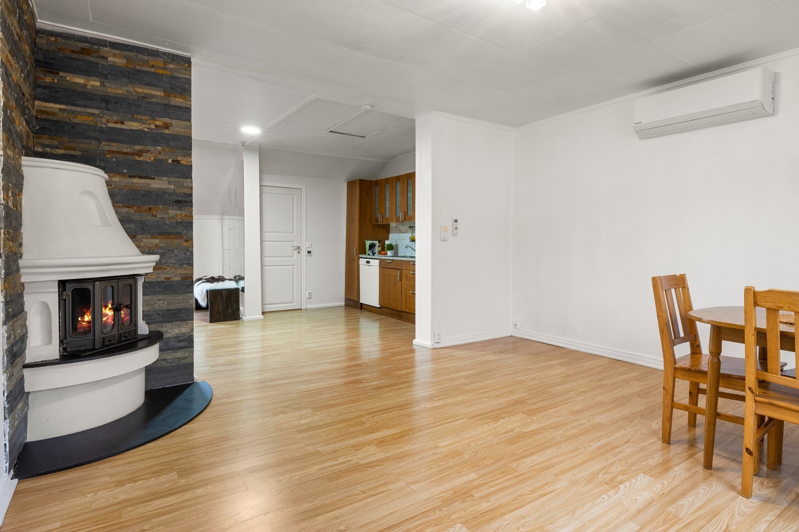 Lun varme med peisovnen Galleribilde