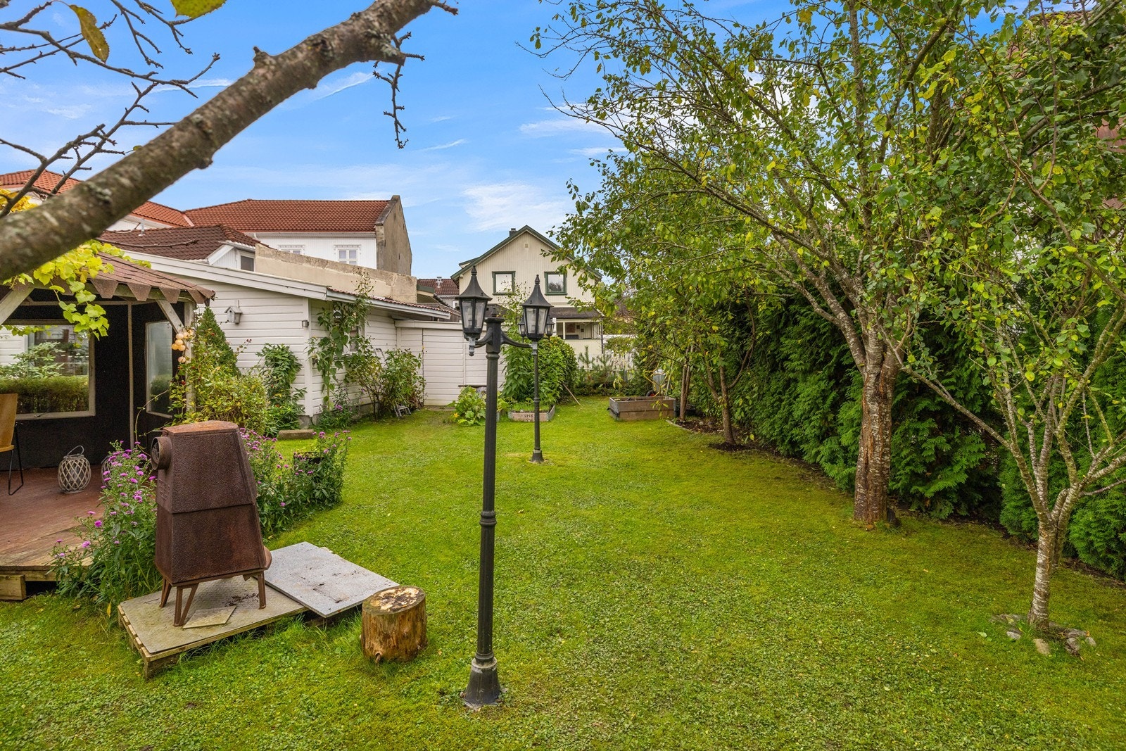 Bakhagen med beplantning Galleribilde