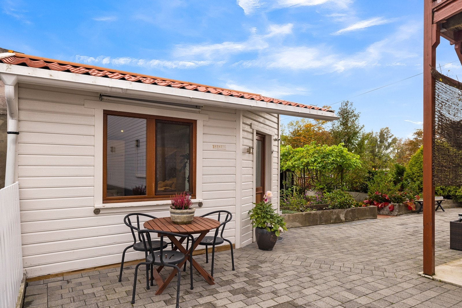 Innredet uteplassen med hyggelig sittegruppe utenfor annekset Galleribilde