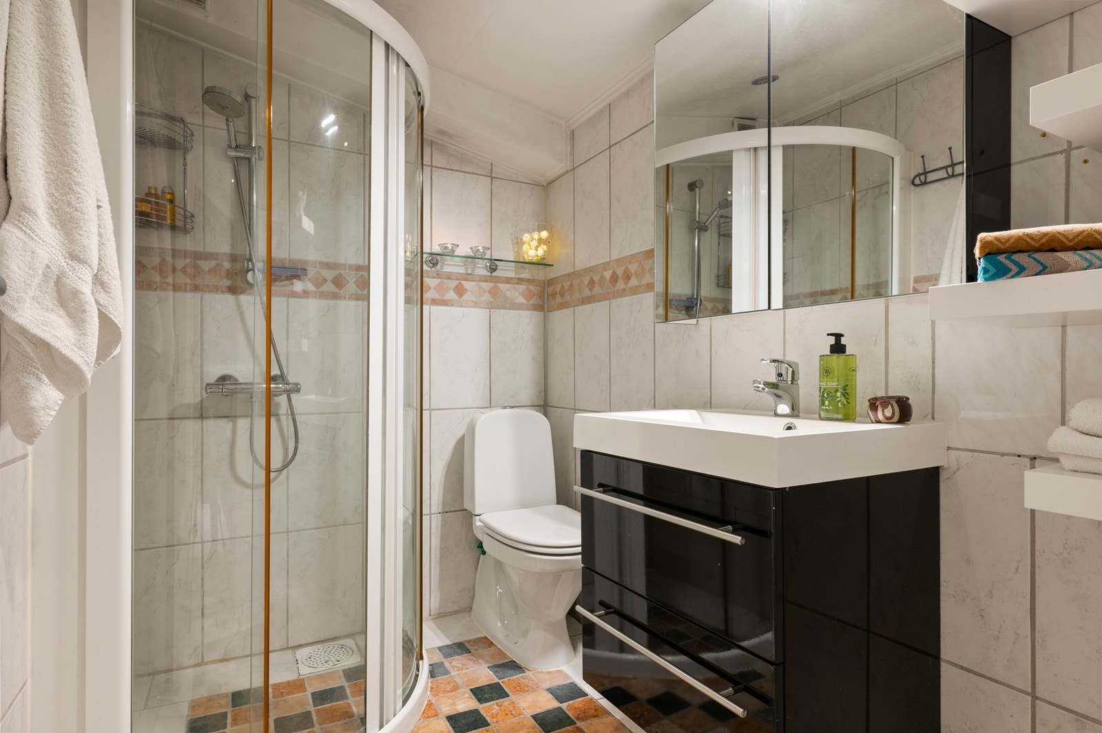 Bad i 1. etasje har dusjvegger/hjørne, servant og opplegg for vaskemaskin Galleribilde