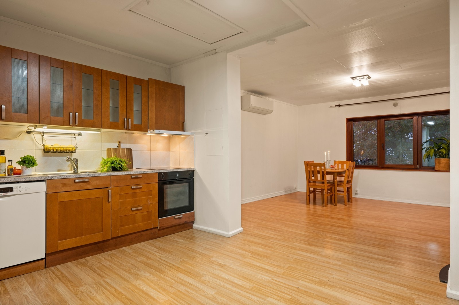 Kjøkkenet i 2. etasje har integrert komfyr og platetopp og benkeplate av laminat Galleribilde