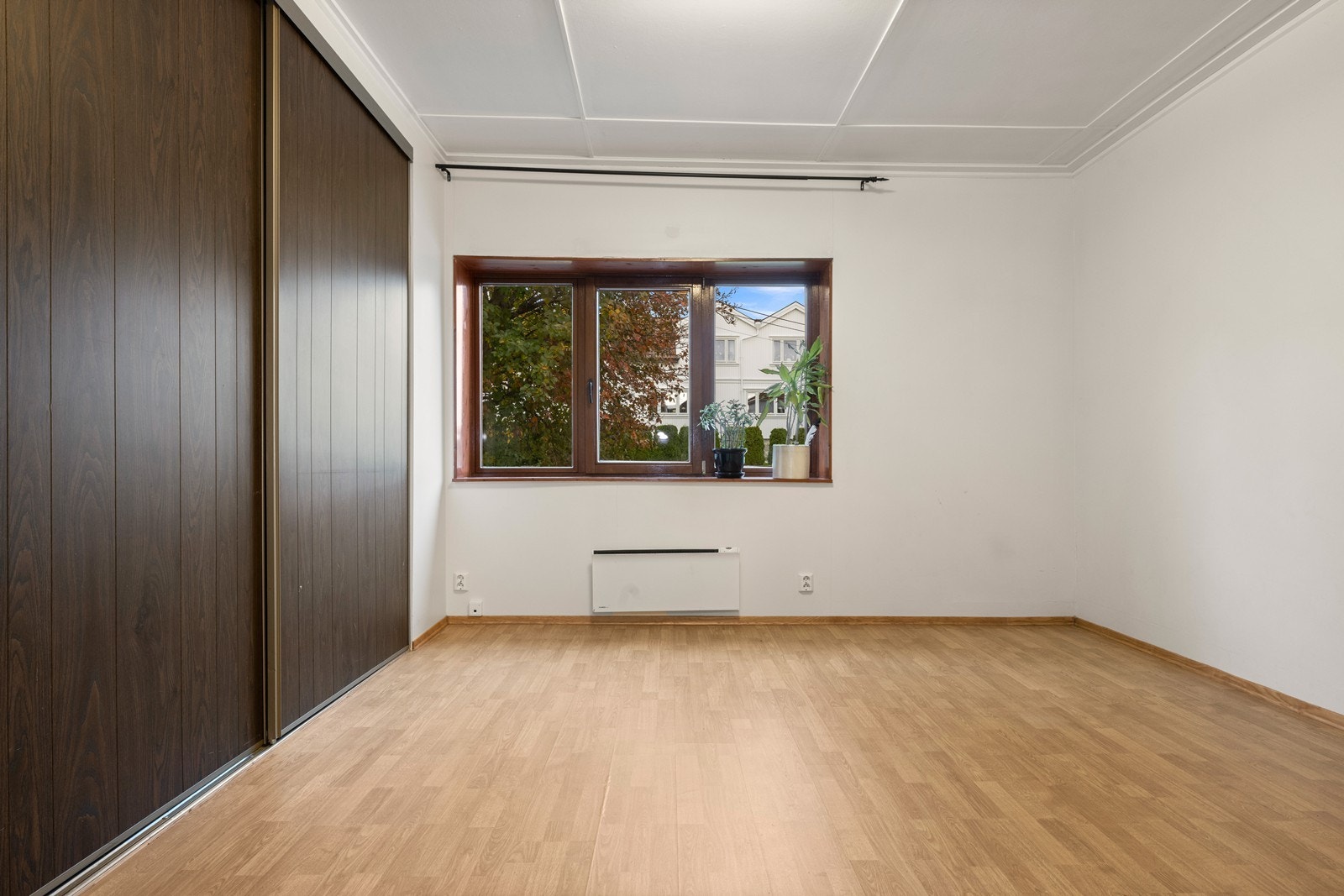 Soverom med stort integrert garderobeskap Galleribilde