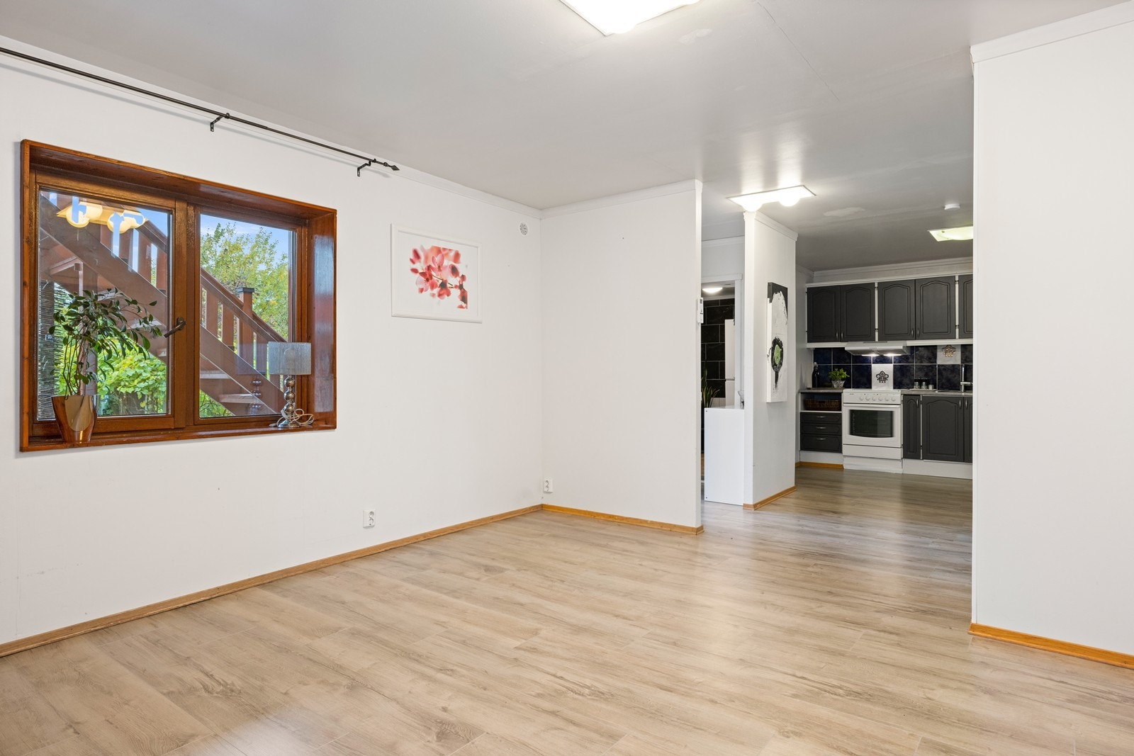 Lys 1. etasje med kjøkken, stue, gang, bad og 2 soverom Galleribilde