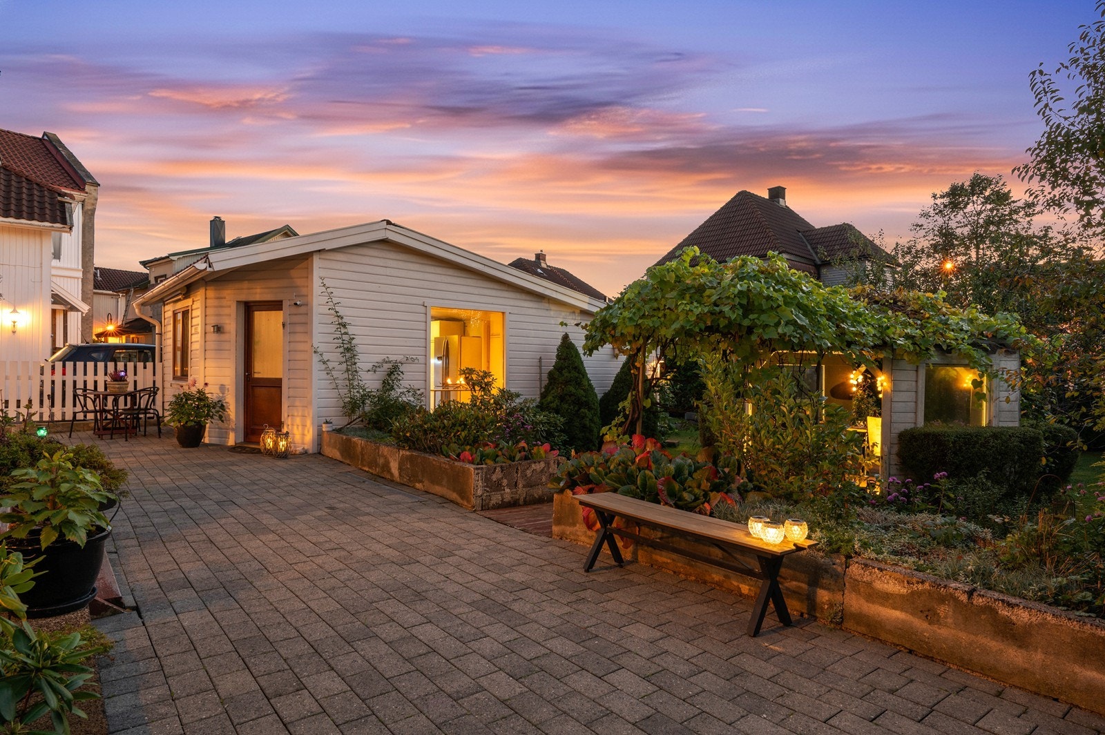 Eiendommen ligger i etablert boligstrøk med nærhet til sentrumsområder og kort vei til barnehage, skole og grønne lunger. Godt kollektivforbindelse i området og ca 2,3 km til Fredrikstad sentrum Galleribilde