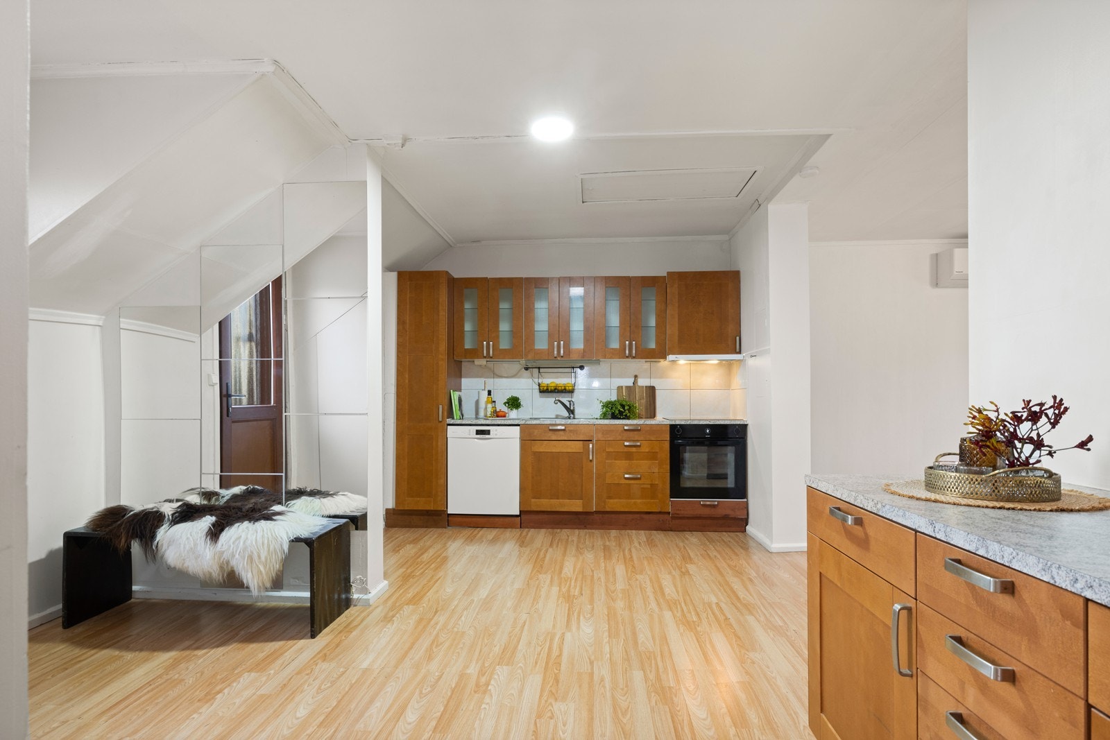 2. etasje har gang, to soverom, kjøkken, stue og bad Galleribilde