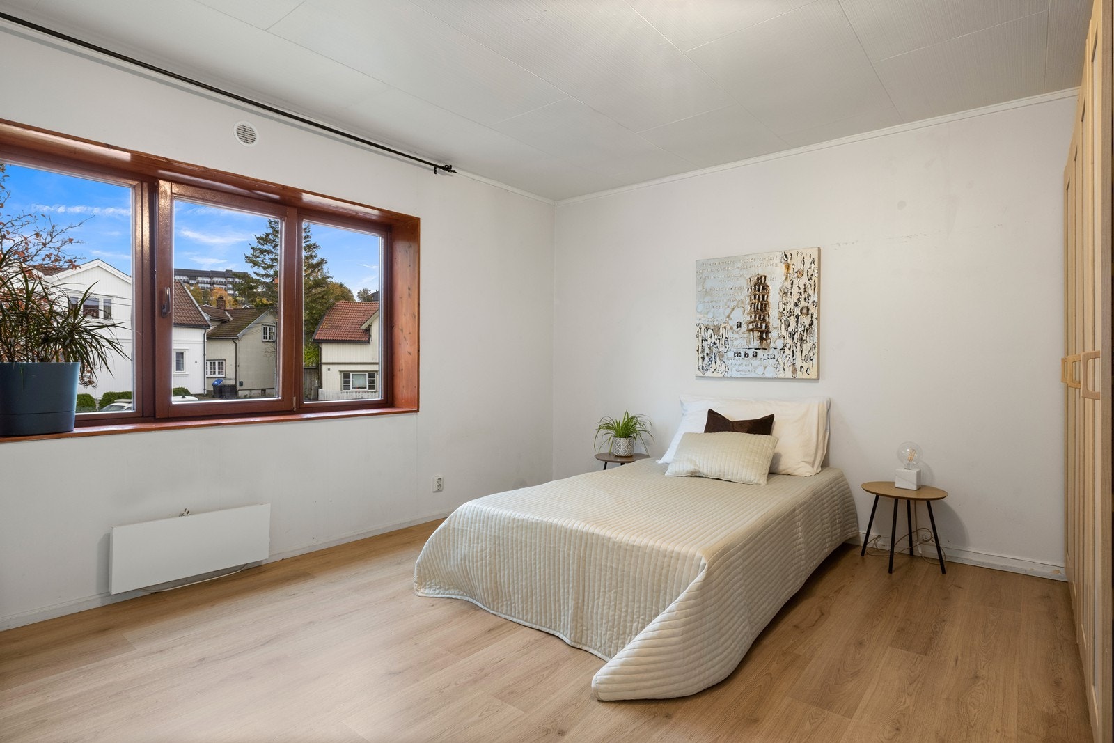 Romslig soverom med plass til flere garderobeskap Galleribilde