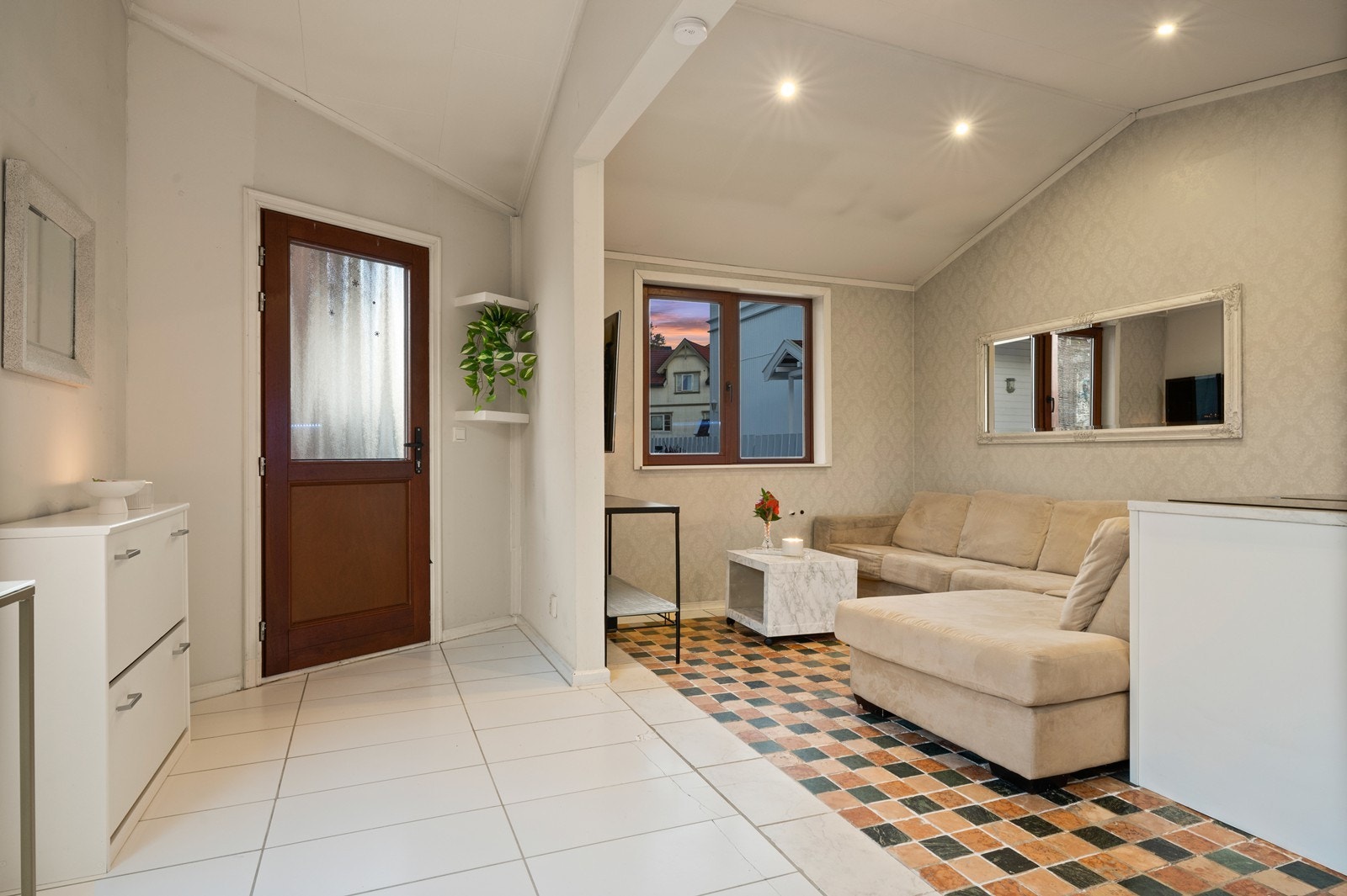 Anneks er innredet med stue, soverom, bad og kjøkken. Dagens løsning avviker fra byggemeldte tegninger, og annekset er derfor ikke godkjent med dagens løsning. Se punkt under innhold for mer info. Galleribilde